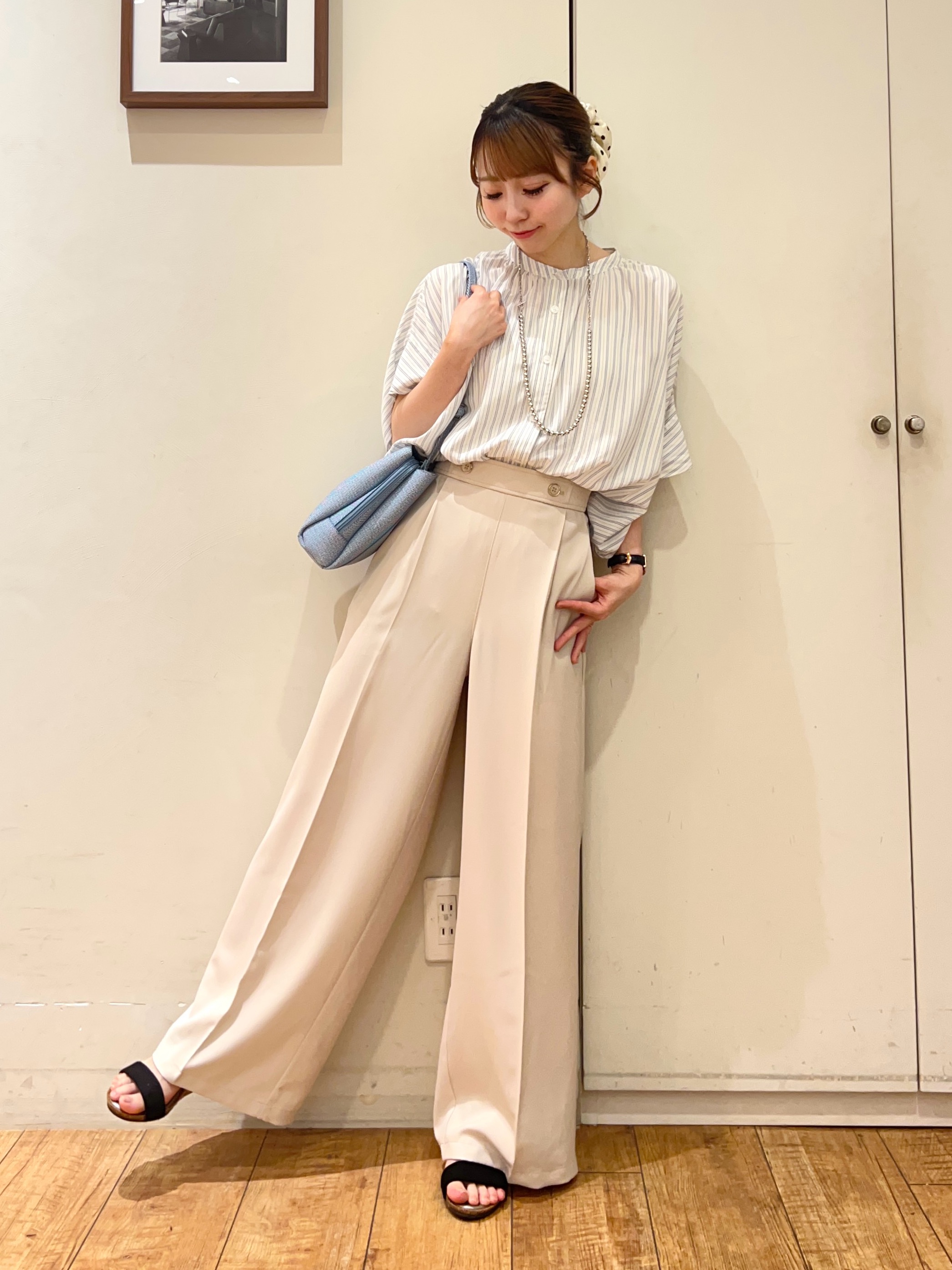 AIRIさんの「SHOO･LA･RUE｜【洗濯機可/体型カバー】二の腕隠れる ゆるっとドルマンバンドカラーシャツ」を使ったコーディネート
