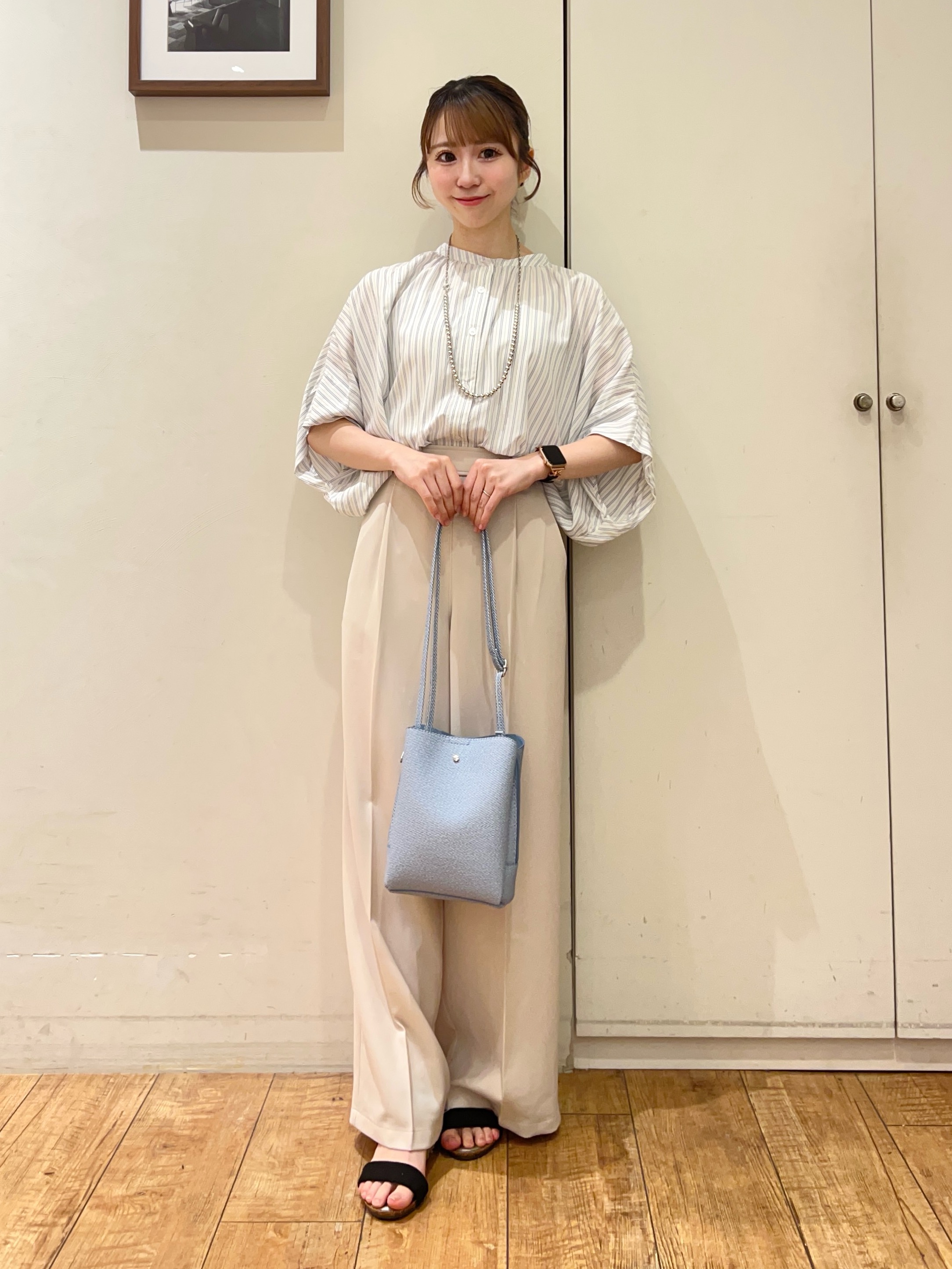 AIRIさんの「SHOO･LA･RUE｜【洗濯機可/体型カバー】二の腕隠れる ゆるっとドルマンバンドカラーシャツ」を使ったコーディネート
