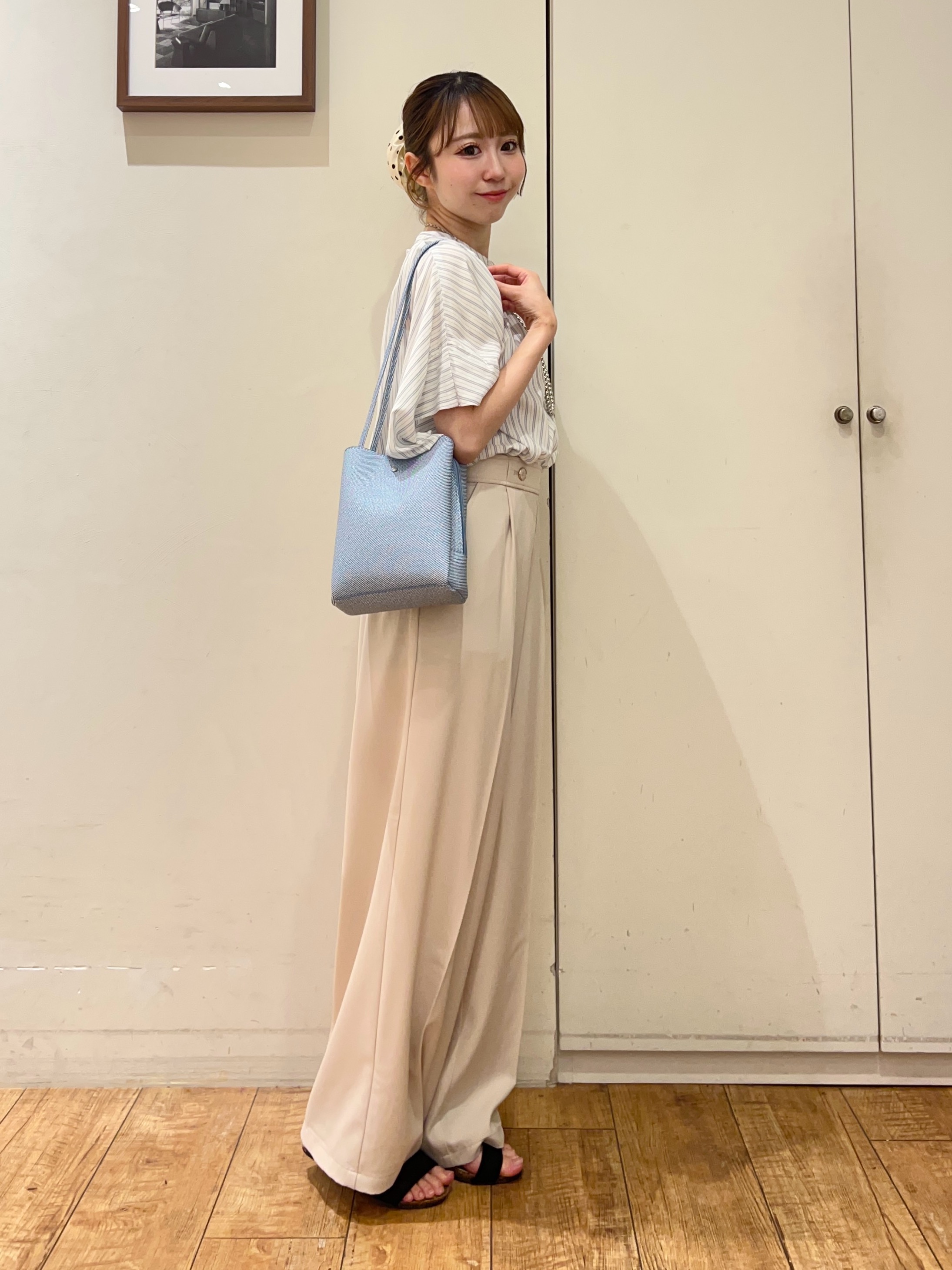 AIRIさんの「SHOO･LA･RUE｜【洗濯機可/体型カバー】二の腕隠れる ゆるっとドルマンバンドカラーシャツ」を使ったコーディネート