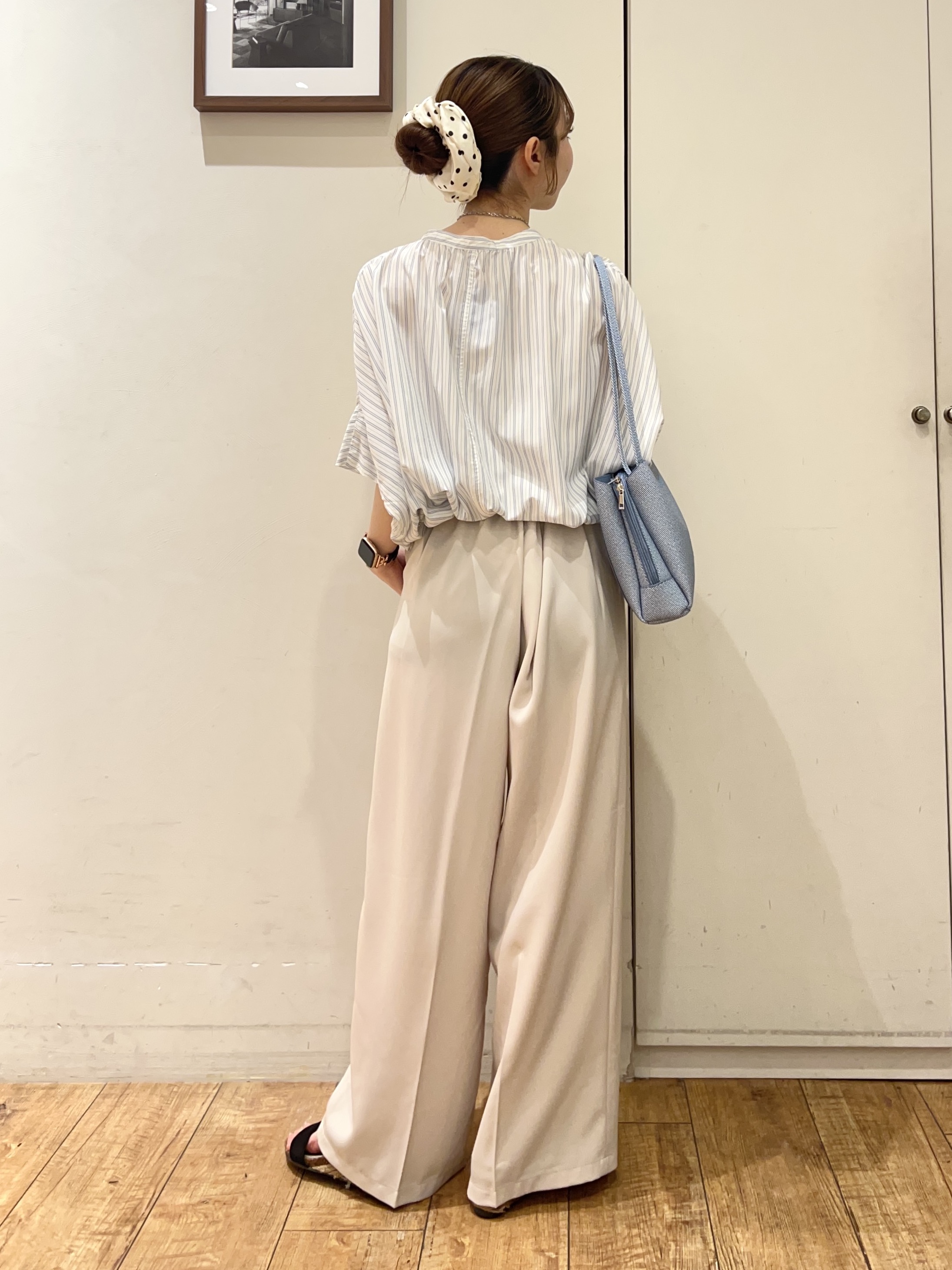 AIRIさんの「SHOO･LA･RUE｜【洗濯機可/体型カバー】二の腕隠れる ゆるっとドルマンバンドカラーシャツ」を使ったコーディネート