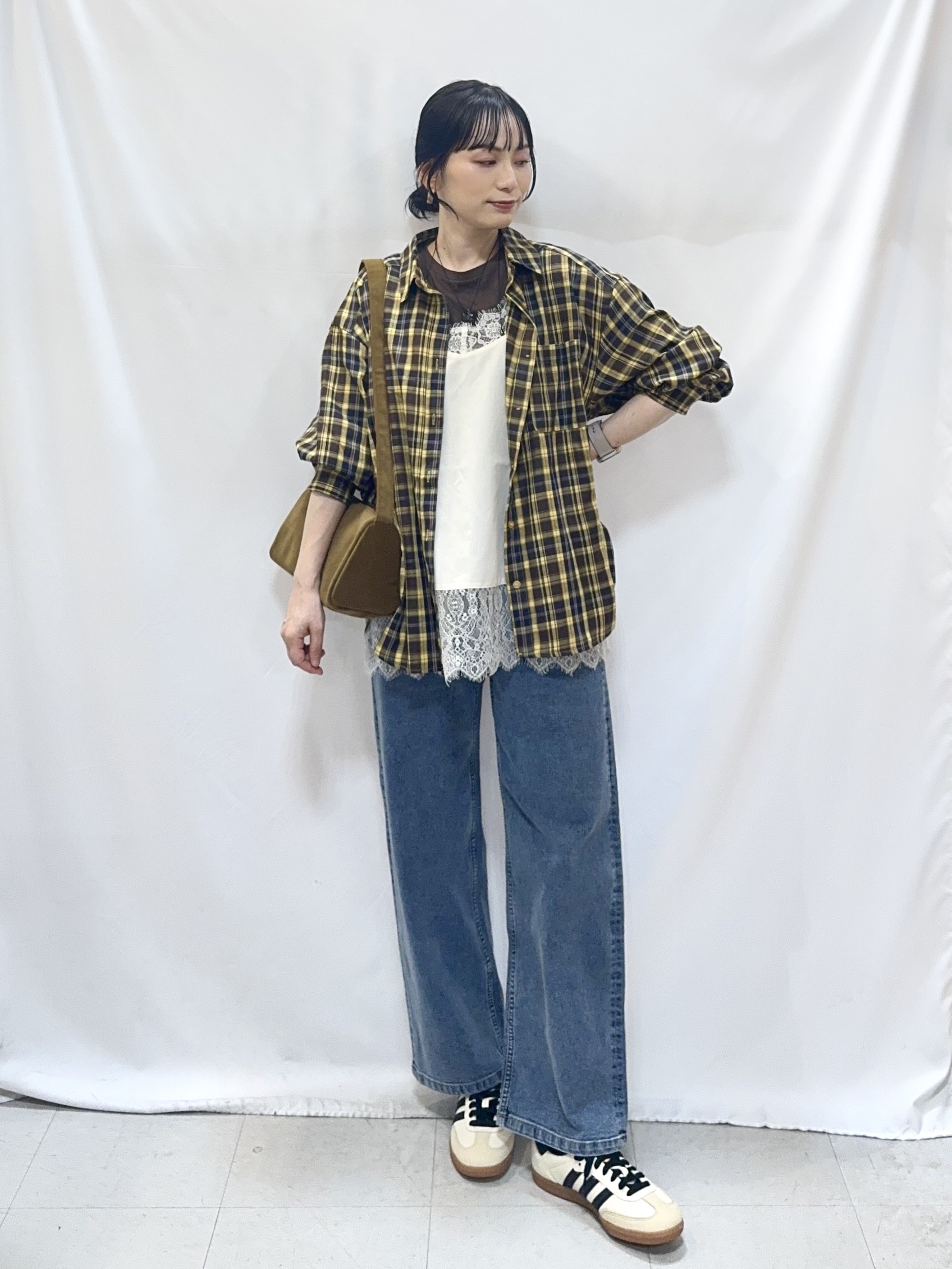𝐇𝐢𝐫𝐨𝐦𝐢さんの「SHOO･LA･RUE｜【洗濯後しわになりにくい/S-LL】選べる6パターン 羽織としても活躍する ベーシックシャツ」を使ったコーディネート