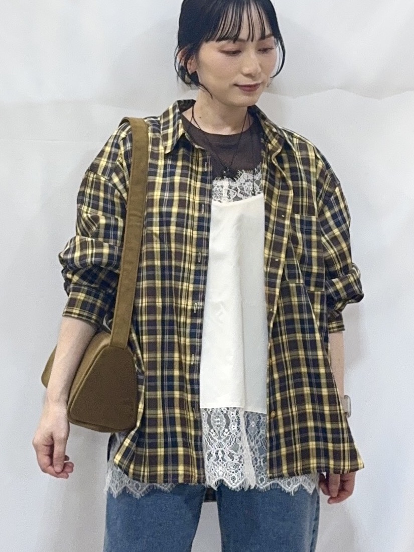 𝐇𝐢𝐫𝐨𝐦𝐢さんの「SHOO･LA･RUE｜【洗濯後しわになりにくい/S-LL】選べる6パターン 羽織としても活躍する ベーシックシャツ」を使ったコーディネート