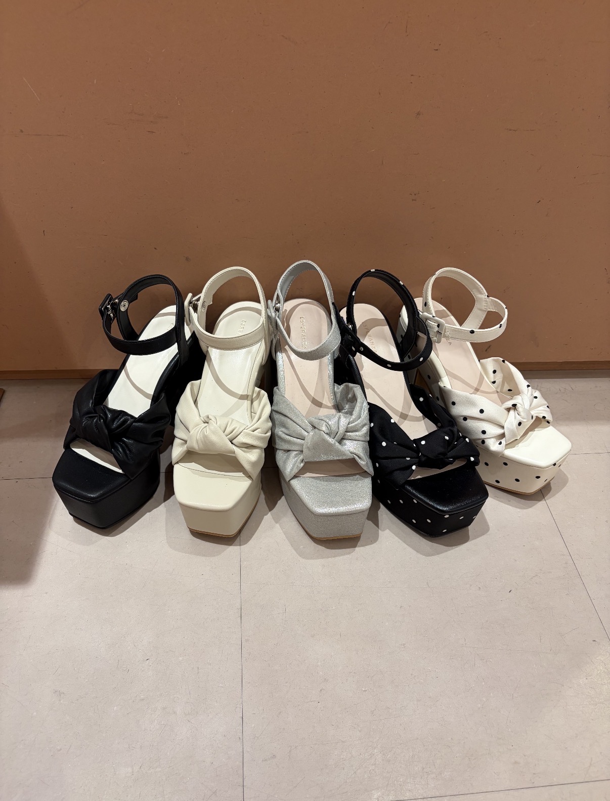 SACHAさんの「ESPERANZA｜【ラク盛り／サンダル】リピーター続出／脚長美脚　ツイストリボンサンダル」を使ったコーディネート