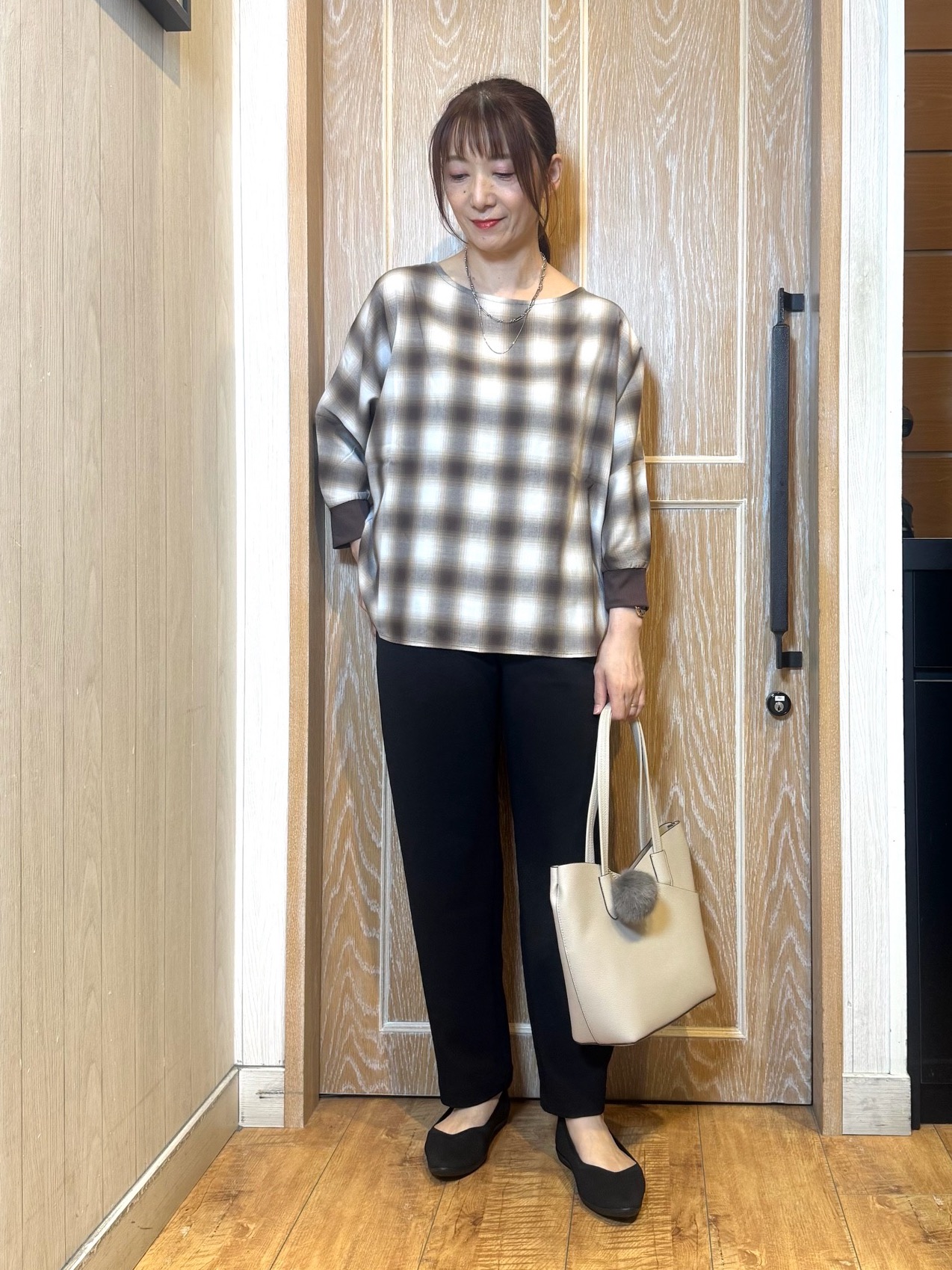 KAORIさんの「SHOO･LA･RUE｜【着丈選べる/洗濯後しわになりにくい】インせず着られる ドルマンブラウス」を使ったコーディネート