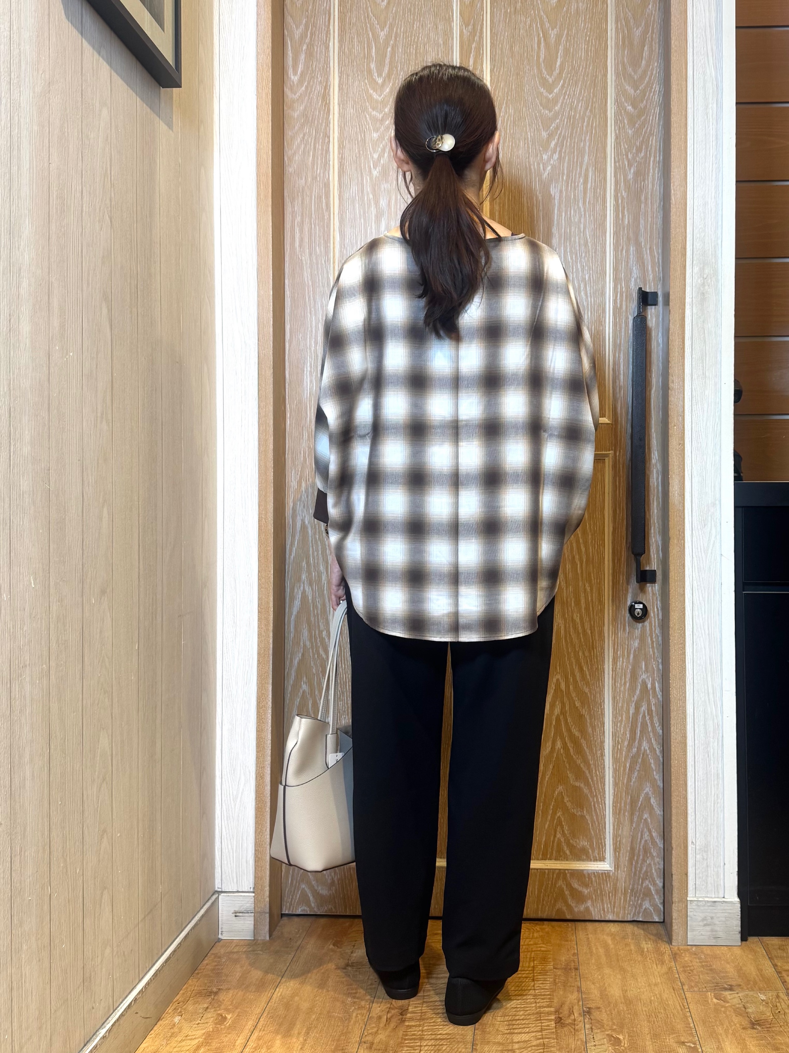 KAORIさんの「SHOO･LA･RUE｜【着丈選べる/洗濯後しわになりにくい】インせず着られる ドルマンブラウス」を使ったコーディネート