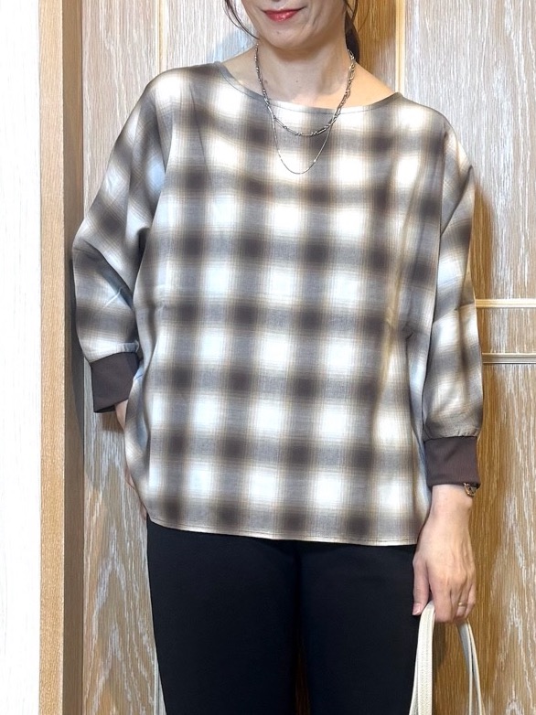 KAORIさんの「SHOO･LA･RUE｜【着丈選べる/洗濯後しわになりにくい】インせず着られる ドルマンブラウス」を使ったコーディネート