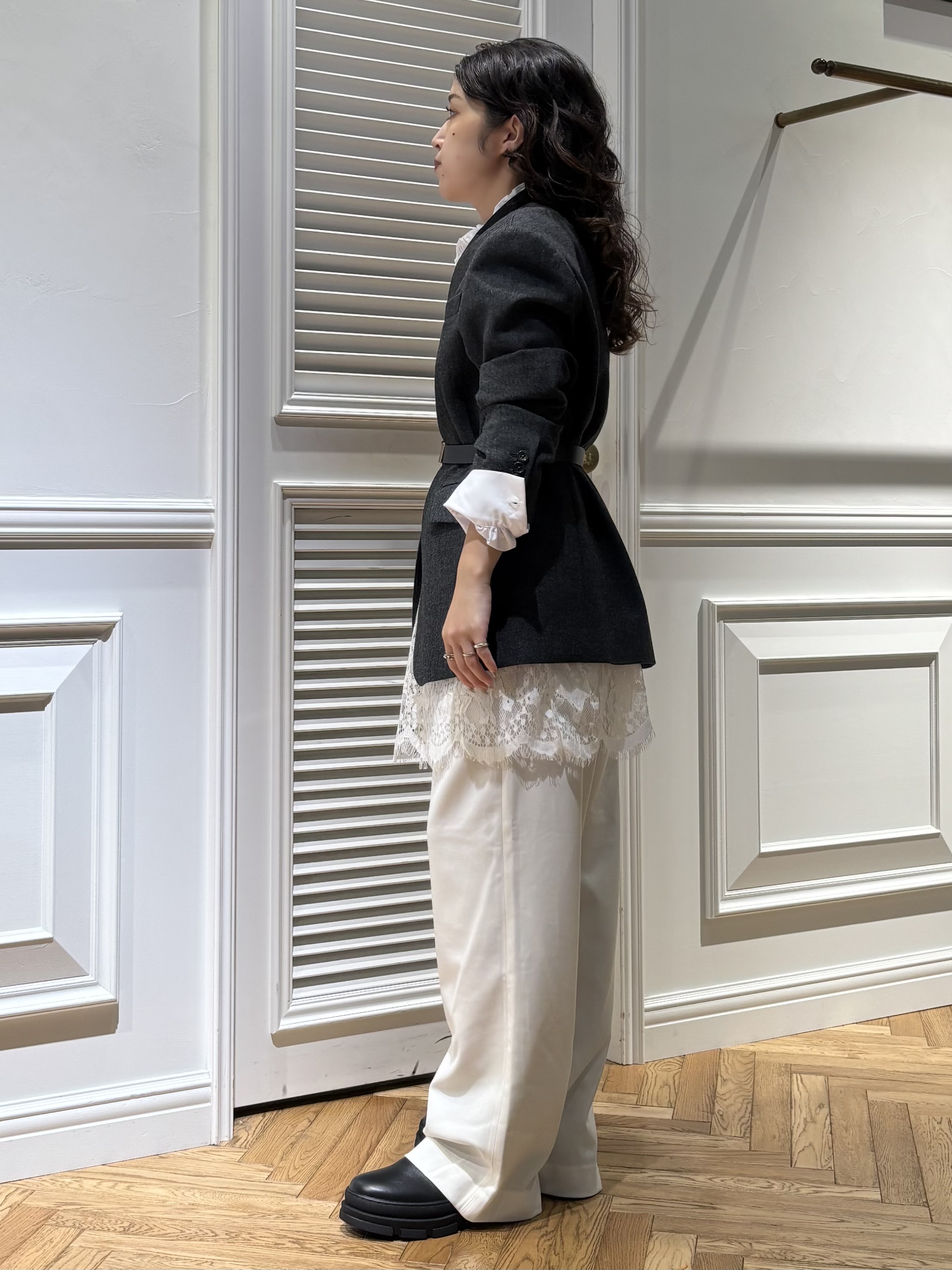 Mgmさんの「DRESSTERIOR｜【オケージョン対応】スタンドフリルシャツ」を使ったコーディネート