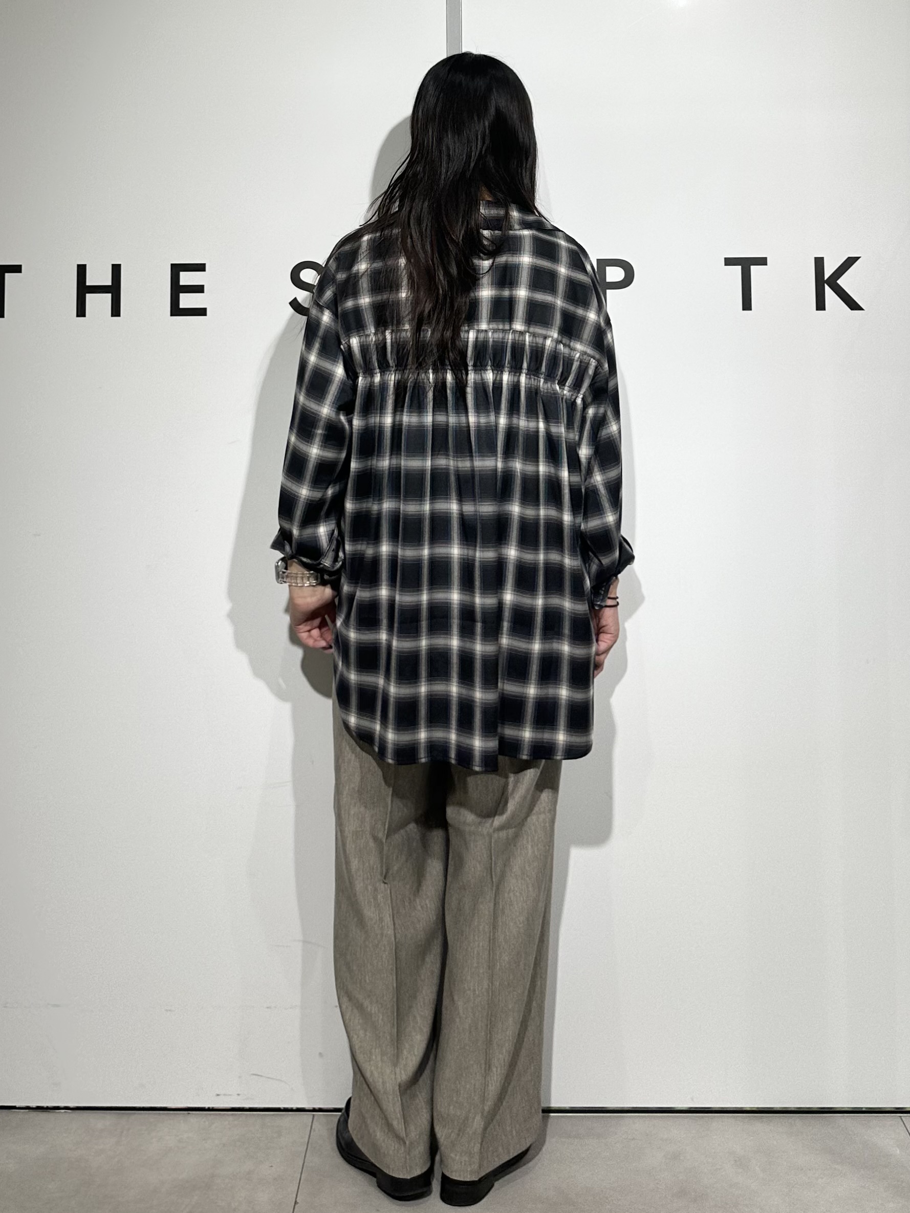 cottonさんの「THE SHOP TK｜後ろ姿も着映える バックシャーリングシャツ」を使ったコーディネート