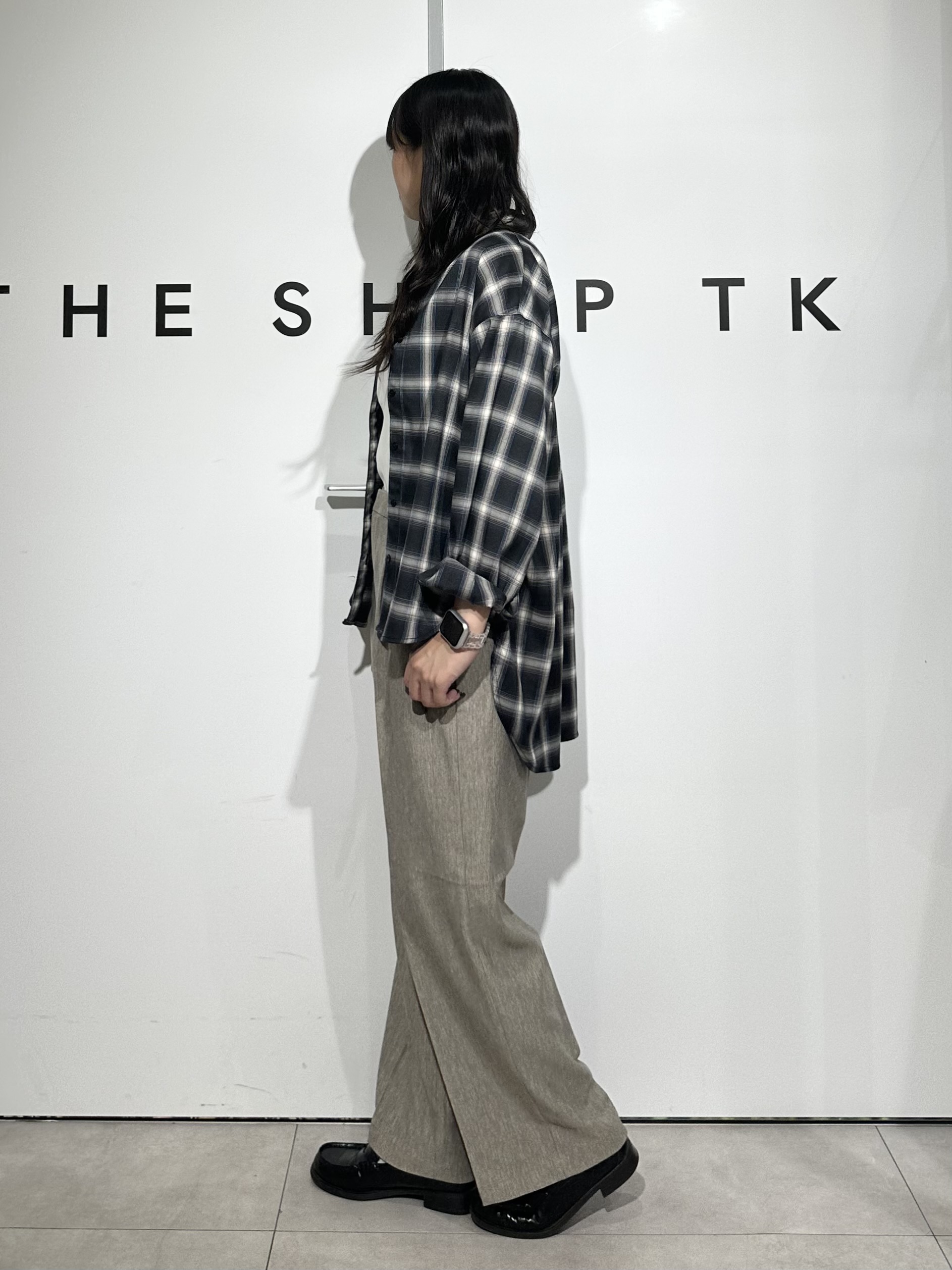 cottonさんの「THE SHOP TK｜後ろ姿も着映える バックシャーリングシャツ」を使ったコーディネート