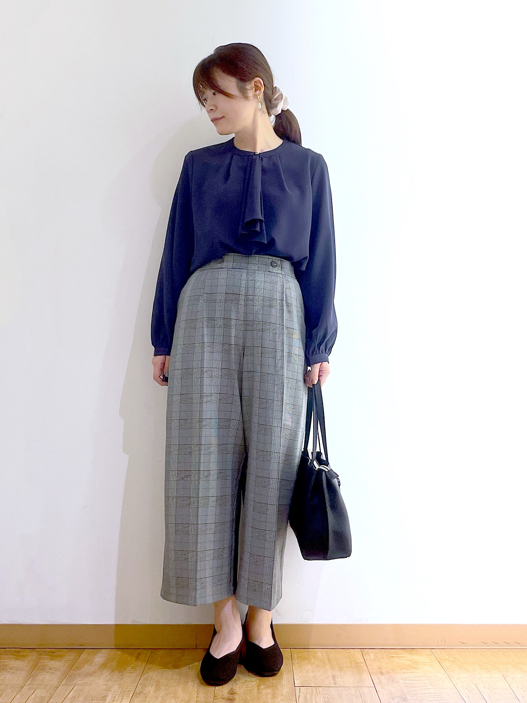 かのさんの「SHOO･LA･RUE｜【通勤/UV//S-LL】大人の上品スタイルに ボウタイ風ブラウス」を使ったコーディネート