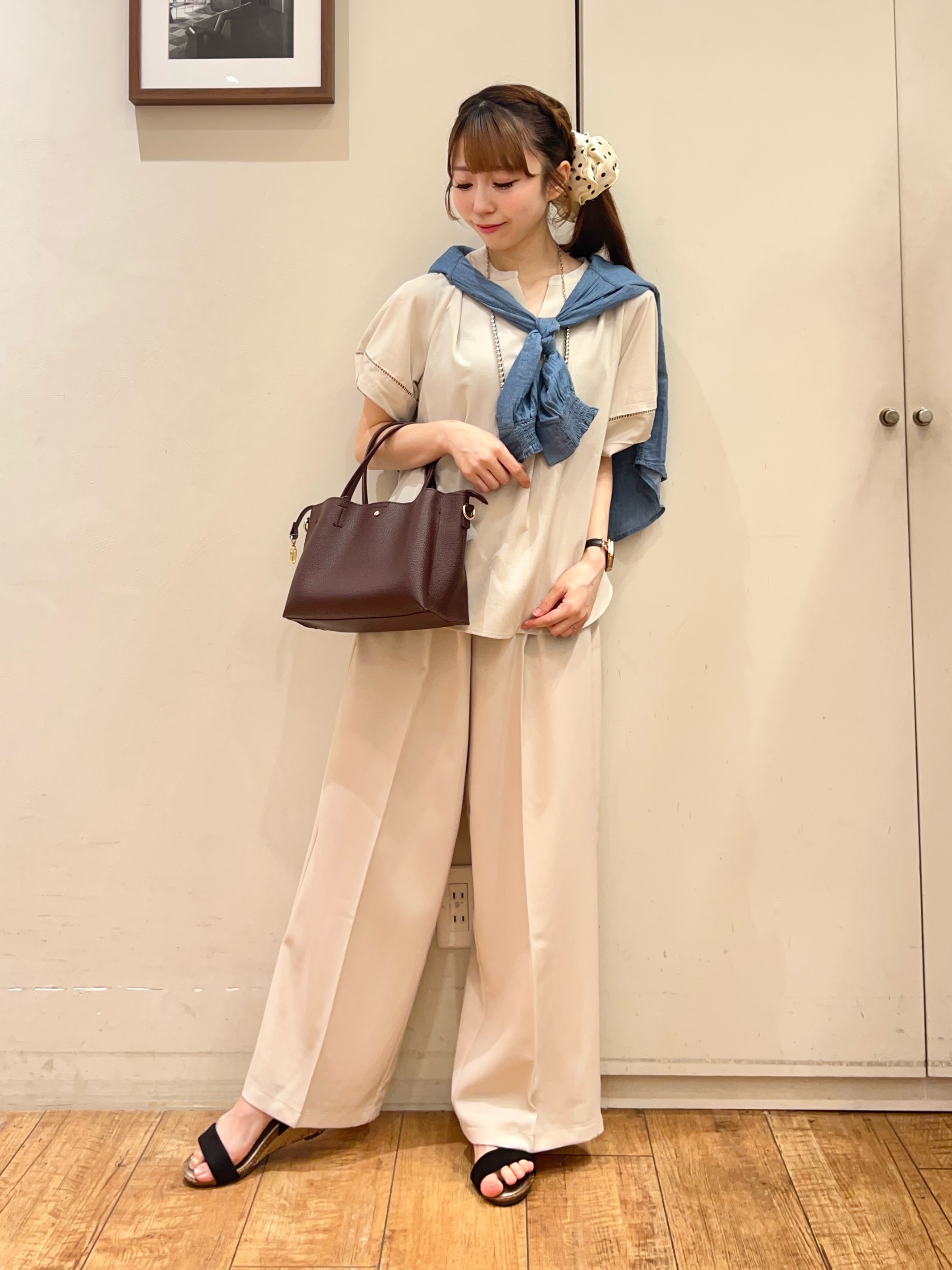 AIRIさんの「SHOO･LA･RUE｜【綿100%/UV/S-LL/体型カバー】ヒップが隠せる 柔らかシアーデニムシャツ」を使ったコーディネート