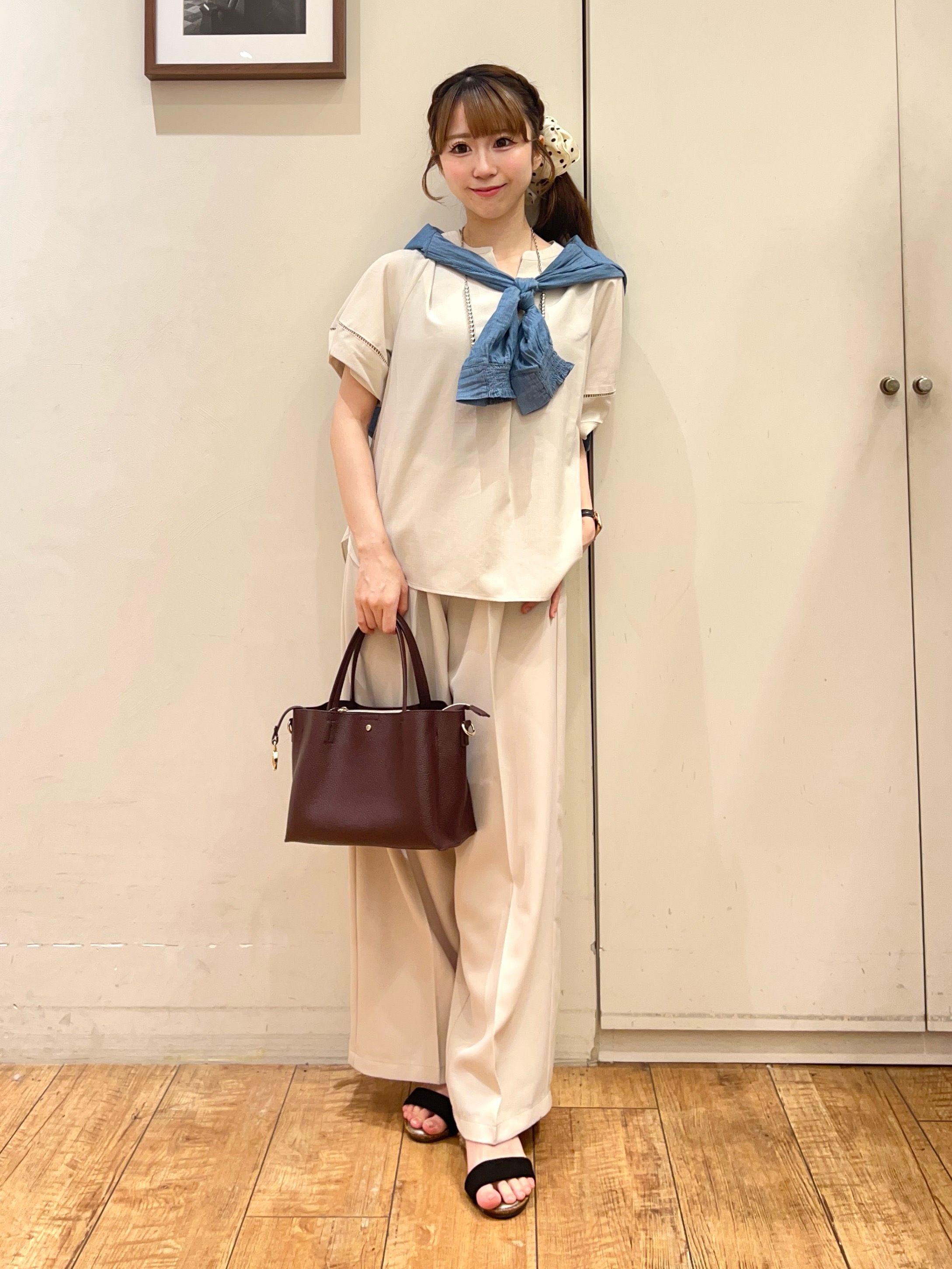 AIRIさんの「SHOO･LA･RUE｜【綿100%/UV/S-LL/体型カバー】ヒップが隠せる 柔らかシアーデニムシャツ」を使ったコーディネート