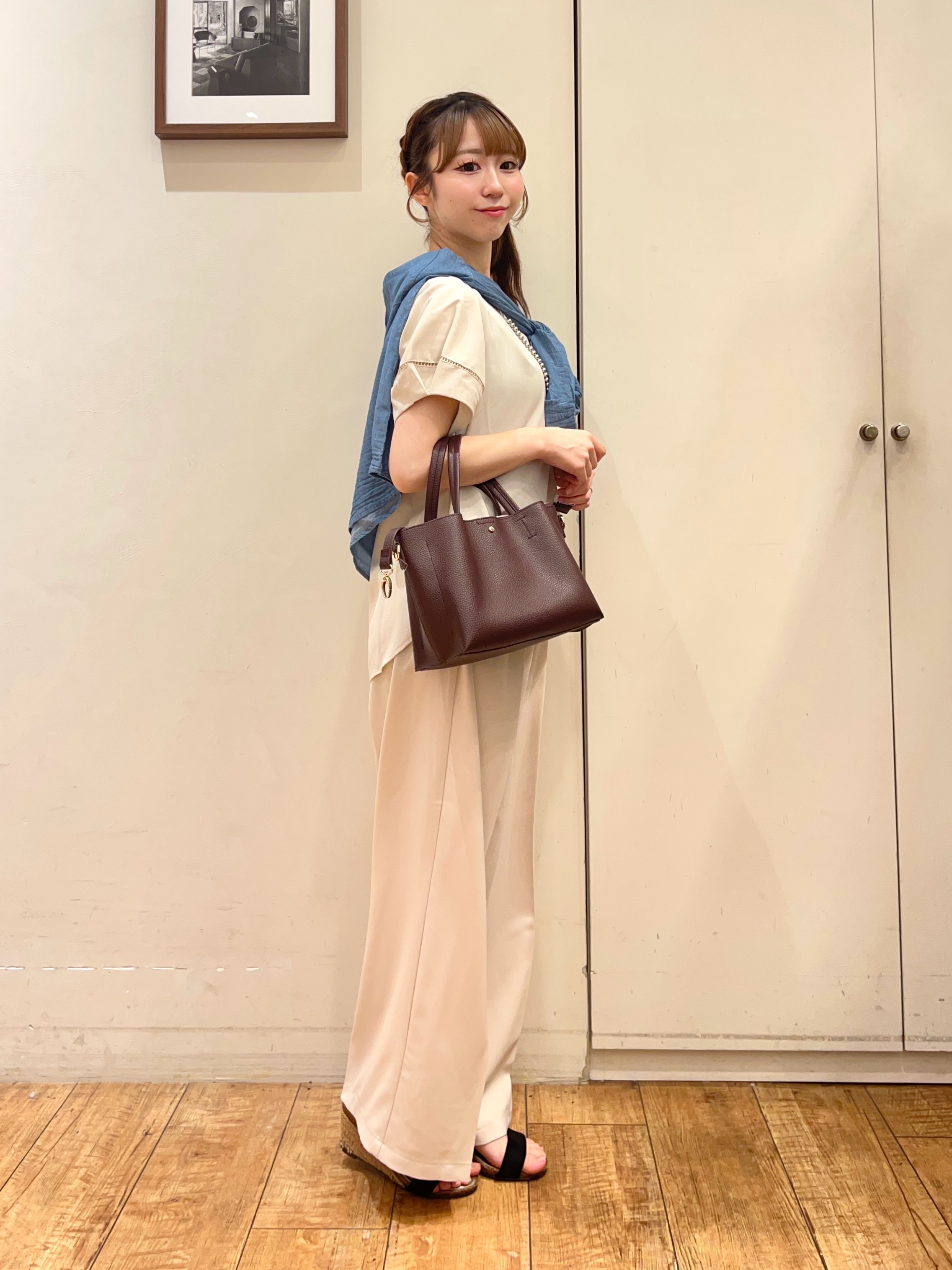 AIRIさんの「SHOO･LA･RUE｜【綿100%/UV/S-LL/体型カバー】ヒップが隠せる 柔らかシアーデニムシャツ」を使ったコーディネート