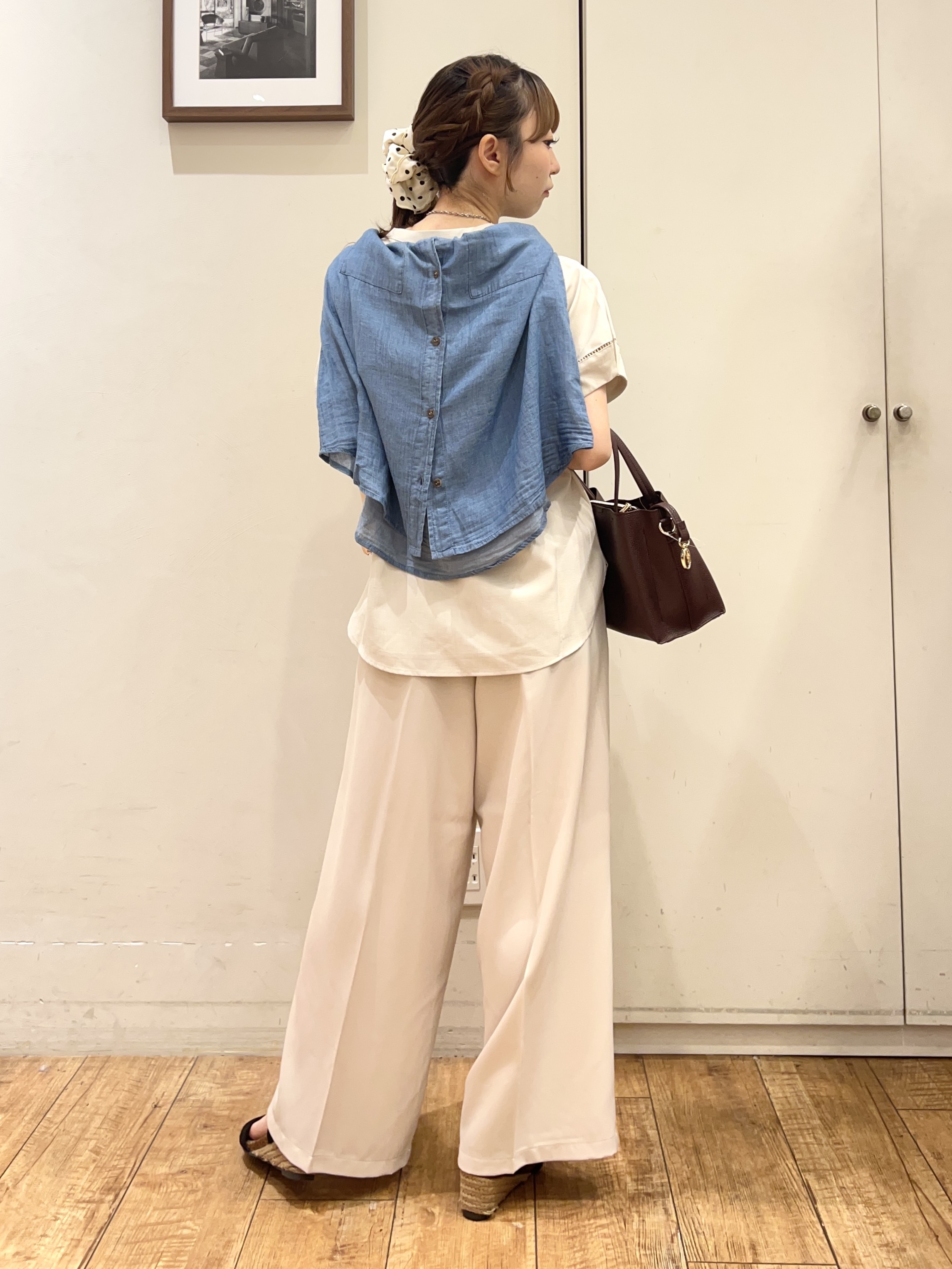 AIRIさんの「SHOO･LA･RUE｜【綿100%/UV/S-LL/体型カバー】ヒップが隠せる 柔らかシアーデニムシャツ」を使ったコーディネート