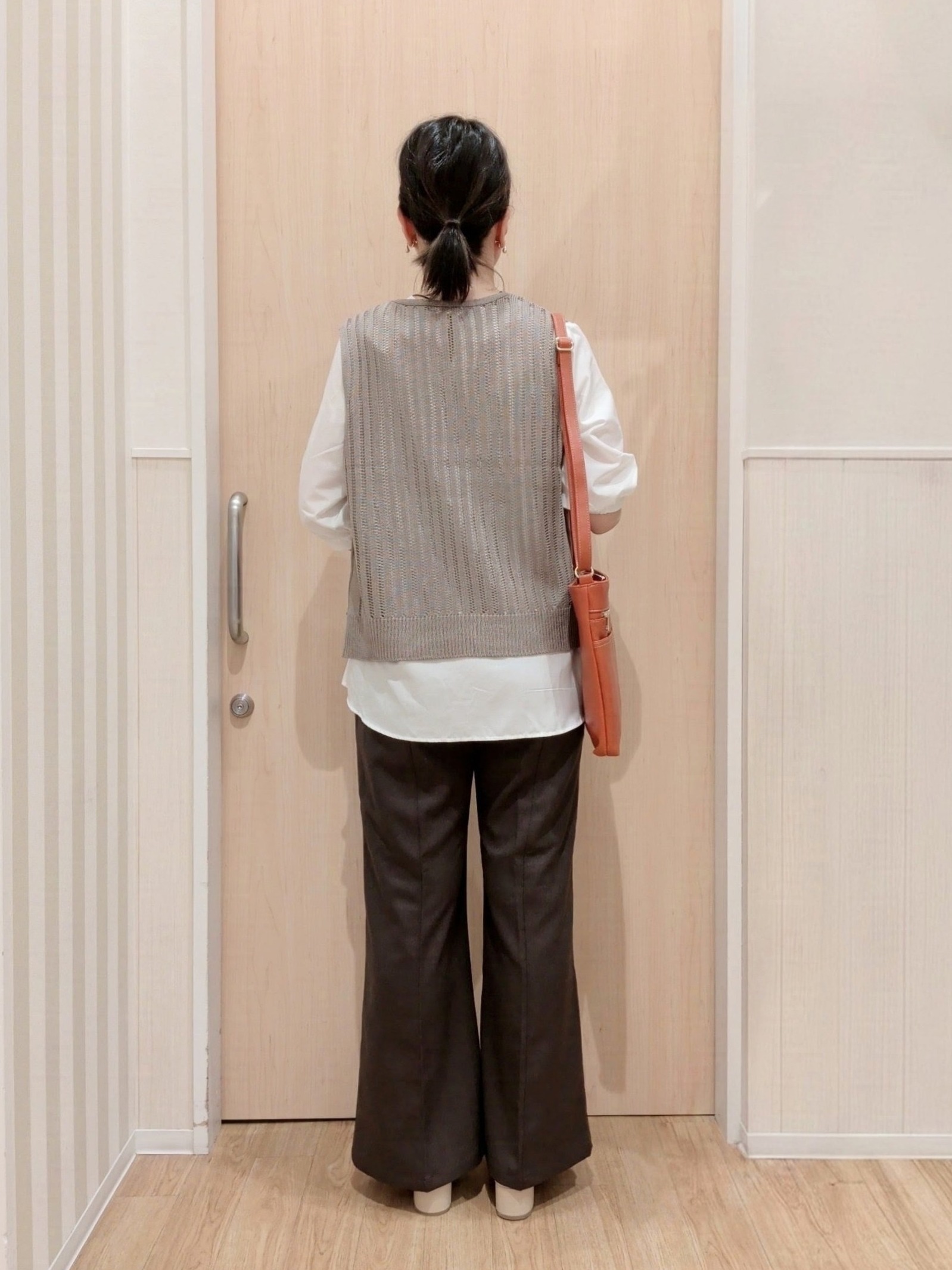 あさんの「SHOO･LA･RUE｜【2点セット/洗濯機可/S-LL】時短でコーデ決まる 透かし編みニットベスト＋5分袖シャツ」を使ったコーディネート