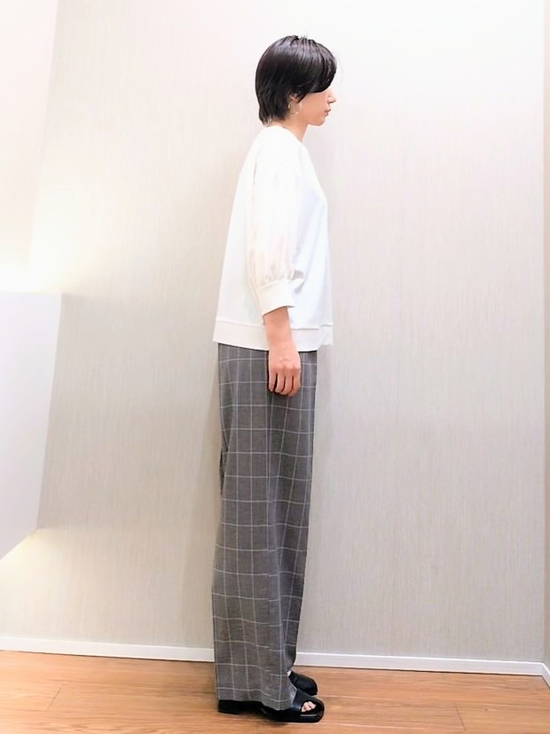 ミズタさんの「UNTITLED｜【楽にきれい見え/体型カバー】パフスリーブジャージトップス」を使ったコーディネート