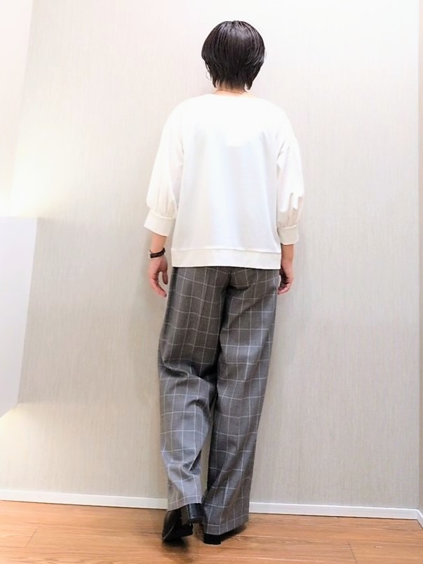 ミズタさんの「UNTITLED｜【楽にきれい見え/体型カバー】パフスリーブジャージトップス」を使ったコーディネート
