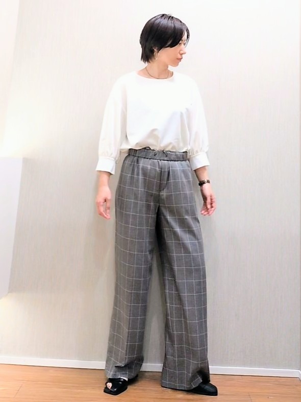 ミズタさんの「UNTITLED｜【楽にきれい見え/体型カバー】パフスリーブジャージトップス」を使ったコーディネート