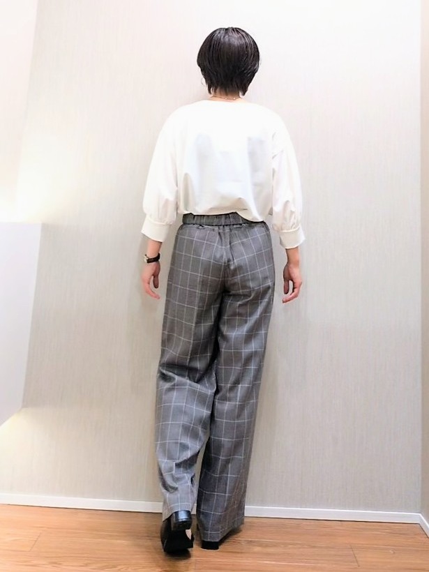 ミズタさんの「UNTITLED｜【楽にきれい見え/体型カバー】パフスリーブジャージトップス」を使ったコーディネート