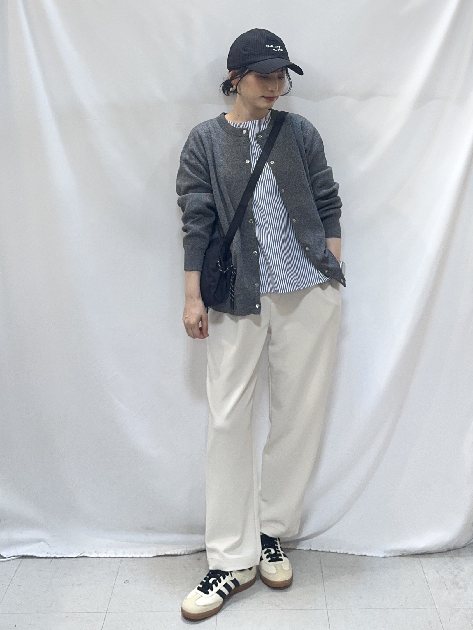 𝐇𝐢𝐫𝐨𝐦𝐢さんの「SHOO･LA･RUE｜【セットアップ可/洗濯機可】軽やかに羽織れる スポンディッシュ ニットカーディガン」を使ったコーディネート