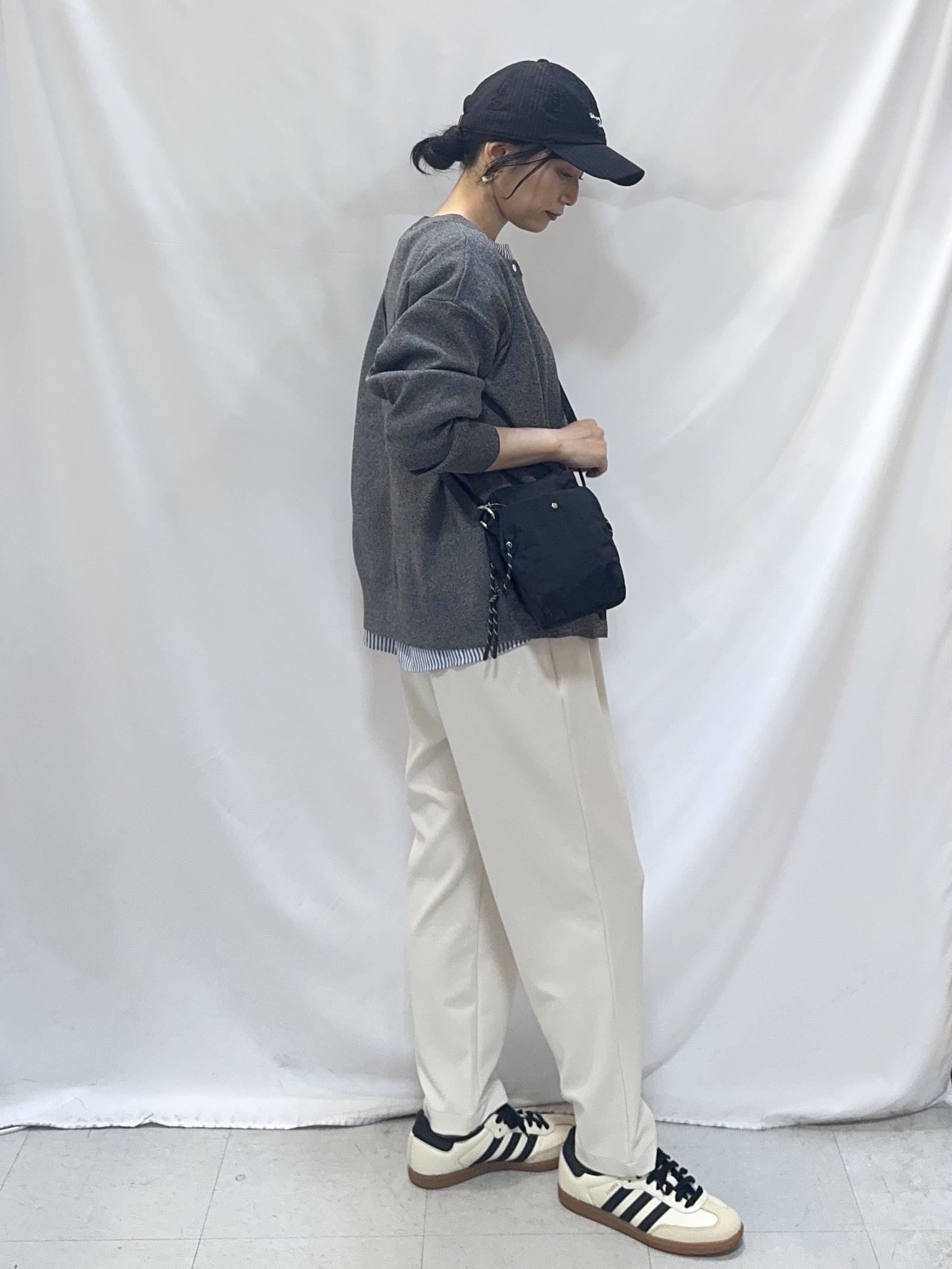𝐇𝐢𝐫𝐨𝐦𝐢さんの「SHOO･LA･RUE｜【セットアップ可/洗濯機可】軽やかに羽織れる スポンディッシュ ニットカーディガン」を使ったコーディネート