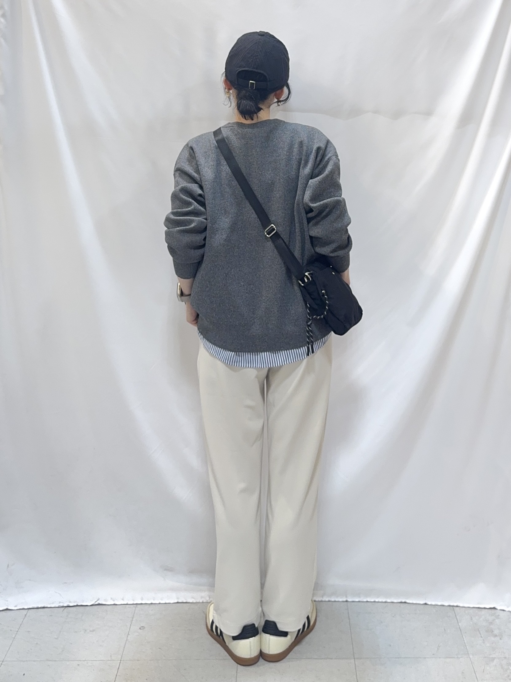 𝐇𝐢𝐫𝐨𝐦𝐢さんの「SHOO･LA･RUE｜【セットアップ可/洗濯機可】軽やかに羽織れる スポンディッシュ ニットカーディガン」を使ったコーディネート