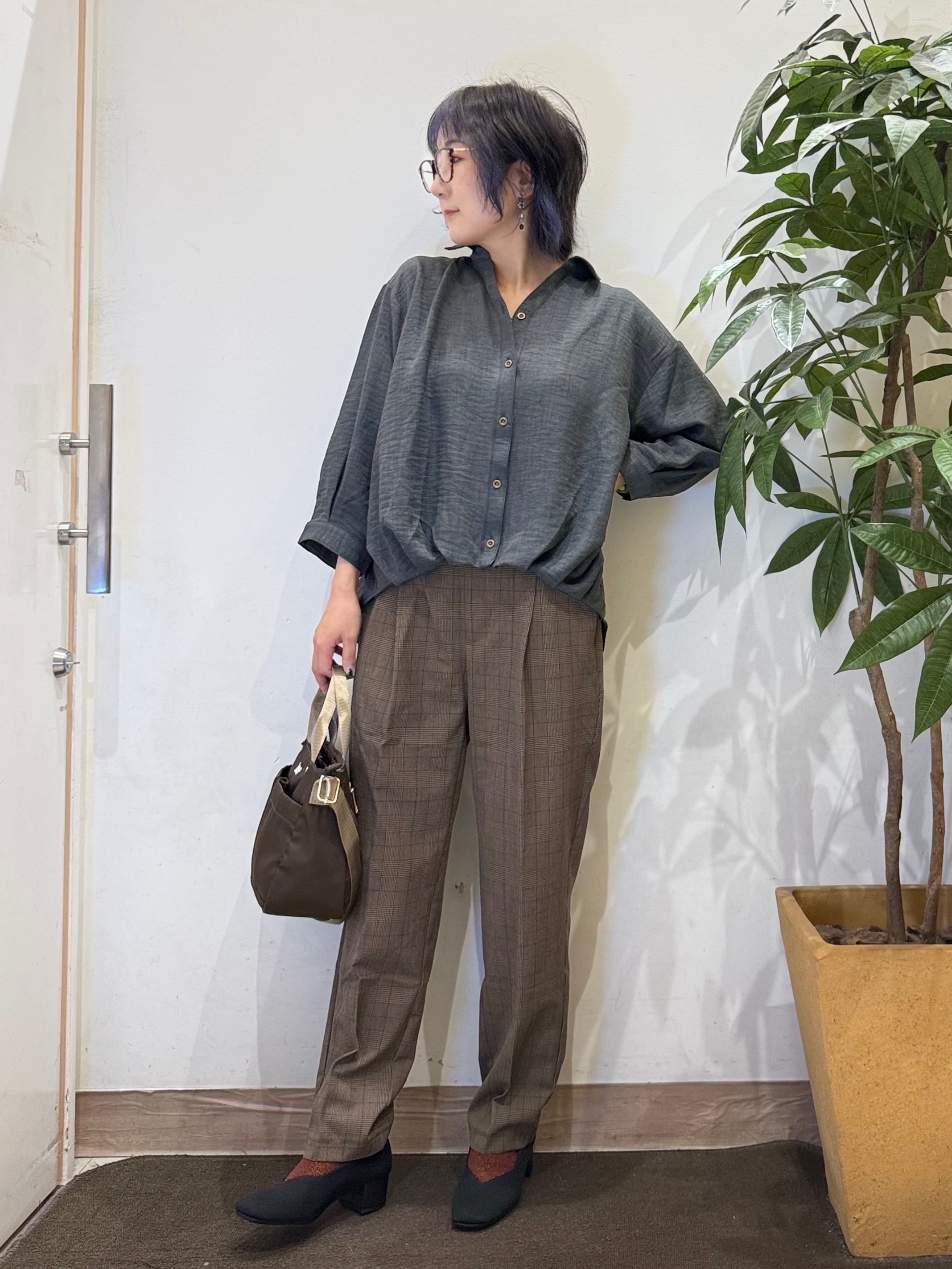misakiさんの「SHOO･LA･RUE｜【S-LL/洗濯機可/程よいストレッチ】センタープレスですっきり タックテーパードパンツ」を使ったコーディネート