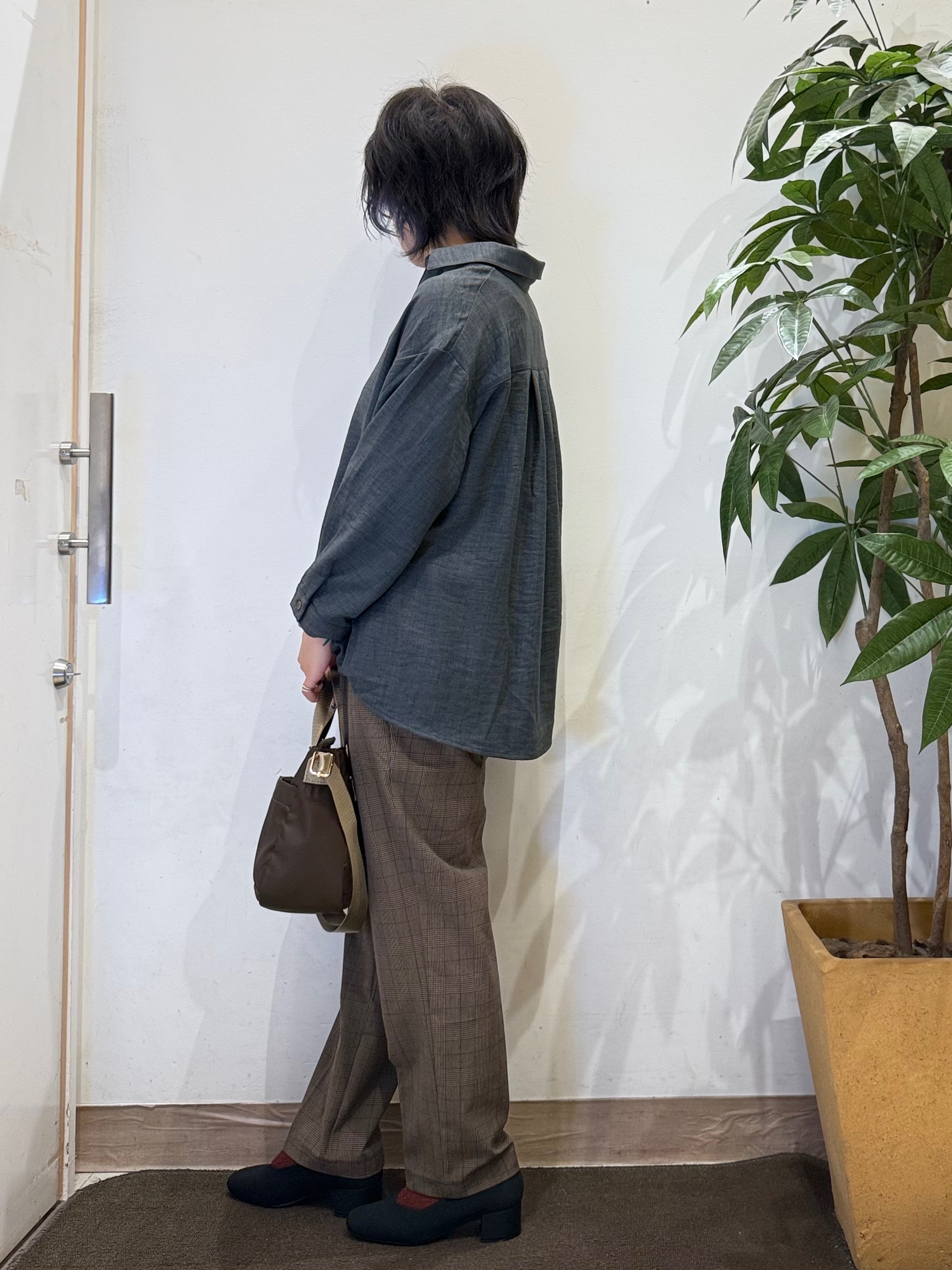 misakiさんの「SHOO･LA･RUE｜【S-LL/洗濯機可/程よいストレッチ】センタープレスですっきり タックテーパードパンツ」を使ったコーディネート