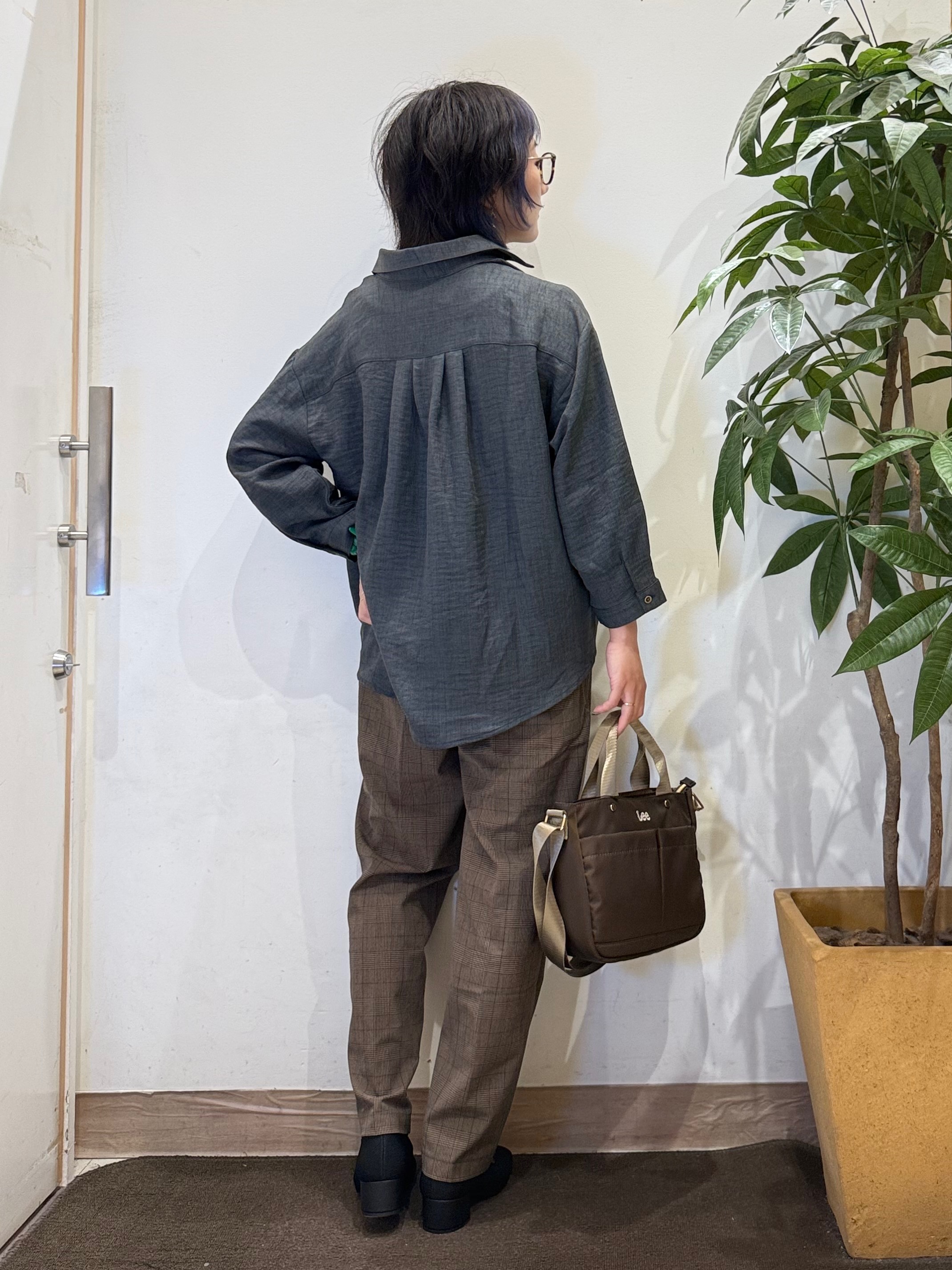 misakiさんの「SHOO･LA･RUE｜【S-LL/洗濯機可/程よいストレッチ】センタープレスですっきり タックテーパードパンツ」を使ったコーディネート