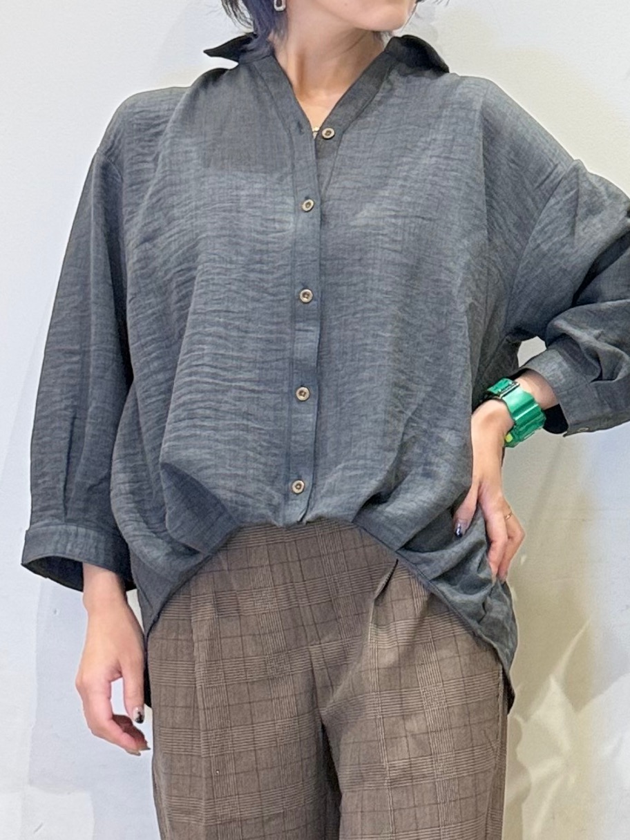 misakiさんの「SHOO･LA･RUE｜【S-LL/洗濯機可/程よいストレッチ】センタープレスですっきり タックテーパードパンツ」を使ったコーディネート