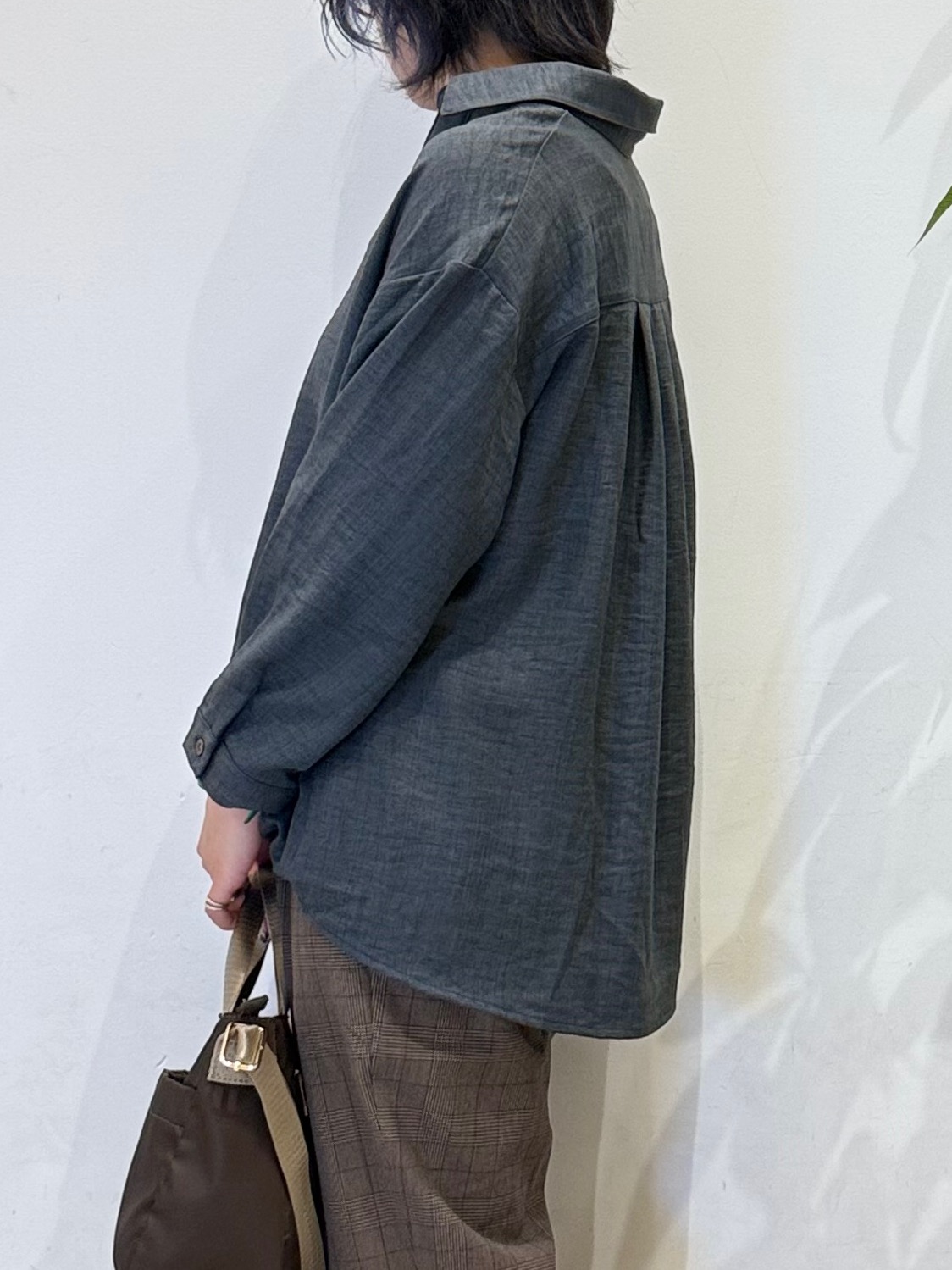 misakiさんの「SHOO･LA･RUE｜【S-LL/洗濯機可/程よいストレッチ】センタープレスですっきり タックテーパードパンツ」を使ったコーディネート