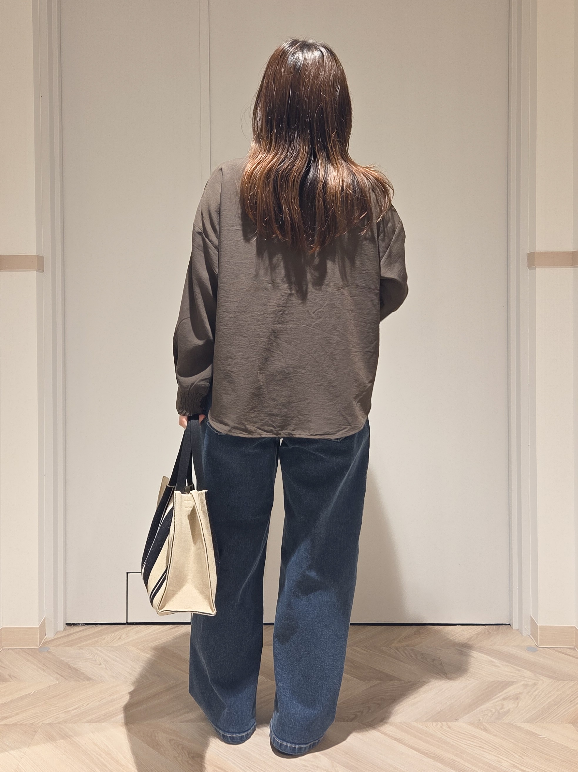 TSUCHIYAさんの「SHOO･LA･RUE｜【洗濯後しわになりにくい/S-LL】キーネック金ボタンポケットシャツ」を使ったコーディネート