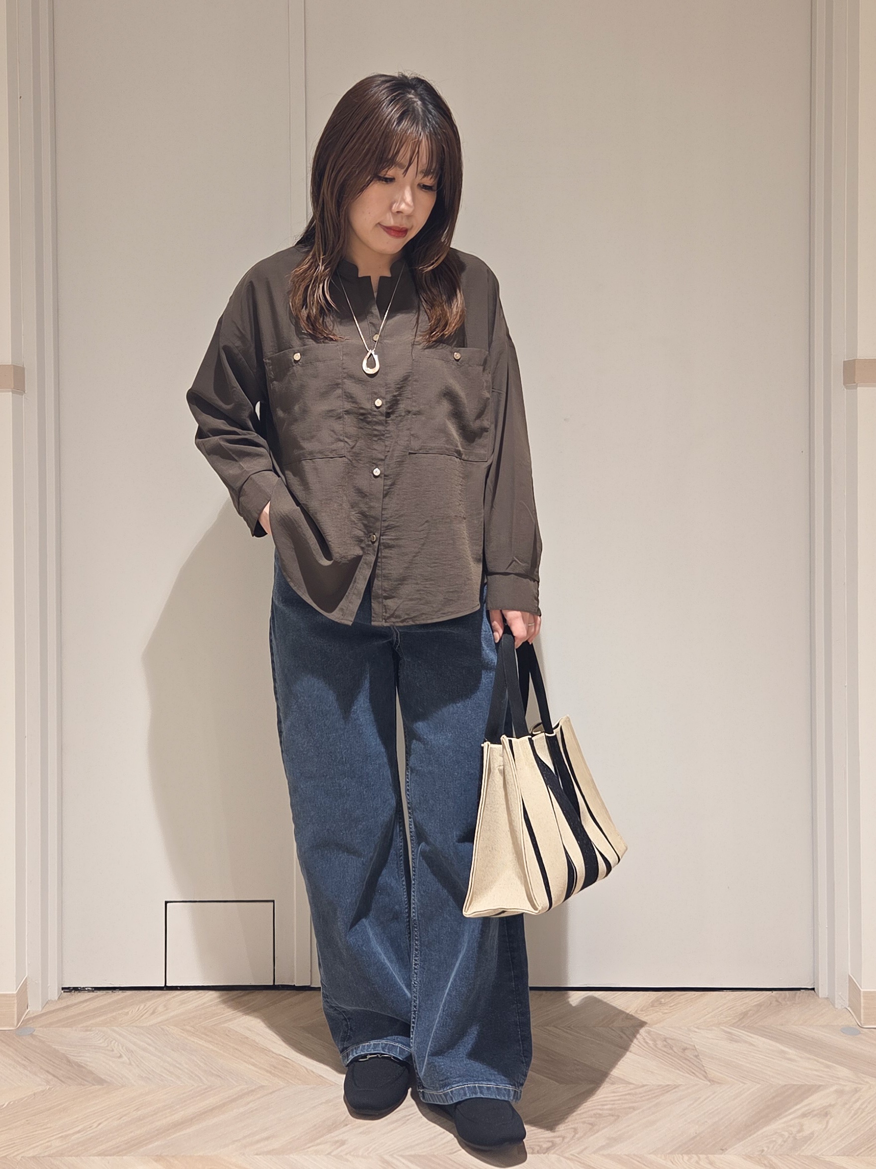 TSUCHIYAさんの「SHOO･LA･RUE｜【洗濯後しわになりにくい/S-LL】キーネック金ボタンポケットシャツ」を使ったコーディネート