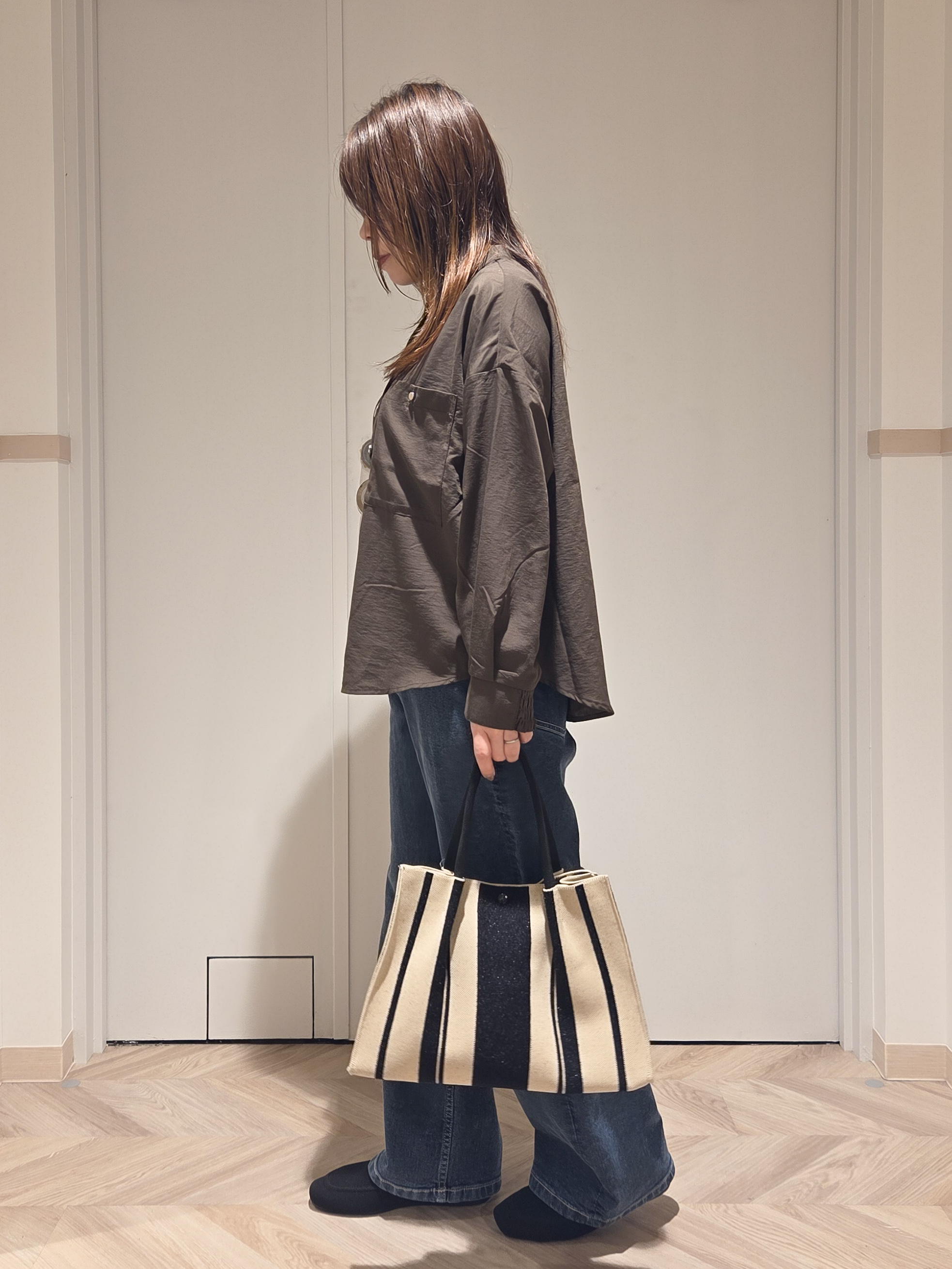 TSUCHIYAさんの「SHOO･LA･RUE｜【洗濯後しわになりにくい/S-LL】キーネック金ボタンポケットシャツ」を使ったコーディネート