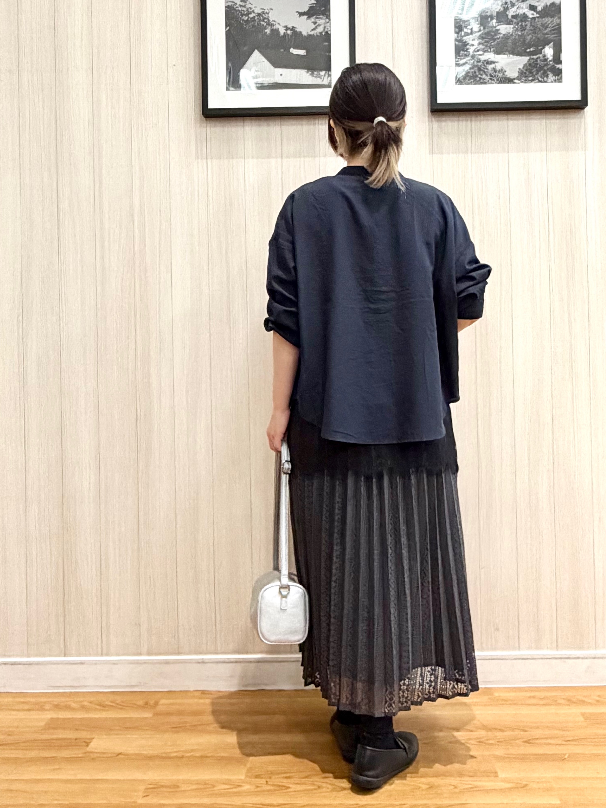 ユ（yu）さんの「SHOO･LA･RUE｜【洗濯後しわになりにくい/S-LL】キーネック金ボタンポケットシャツ」を使ったコーディネート