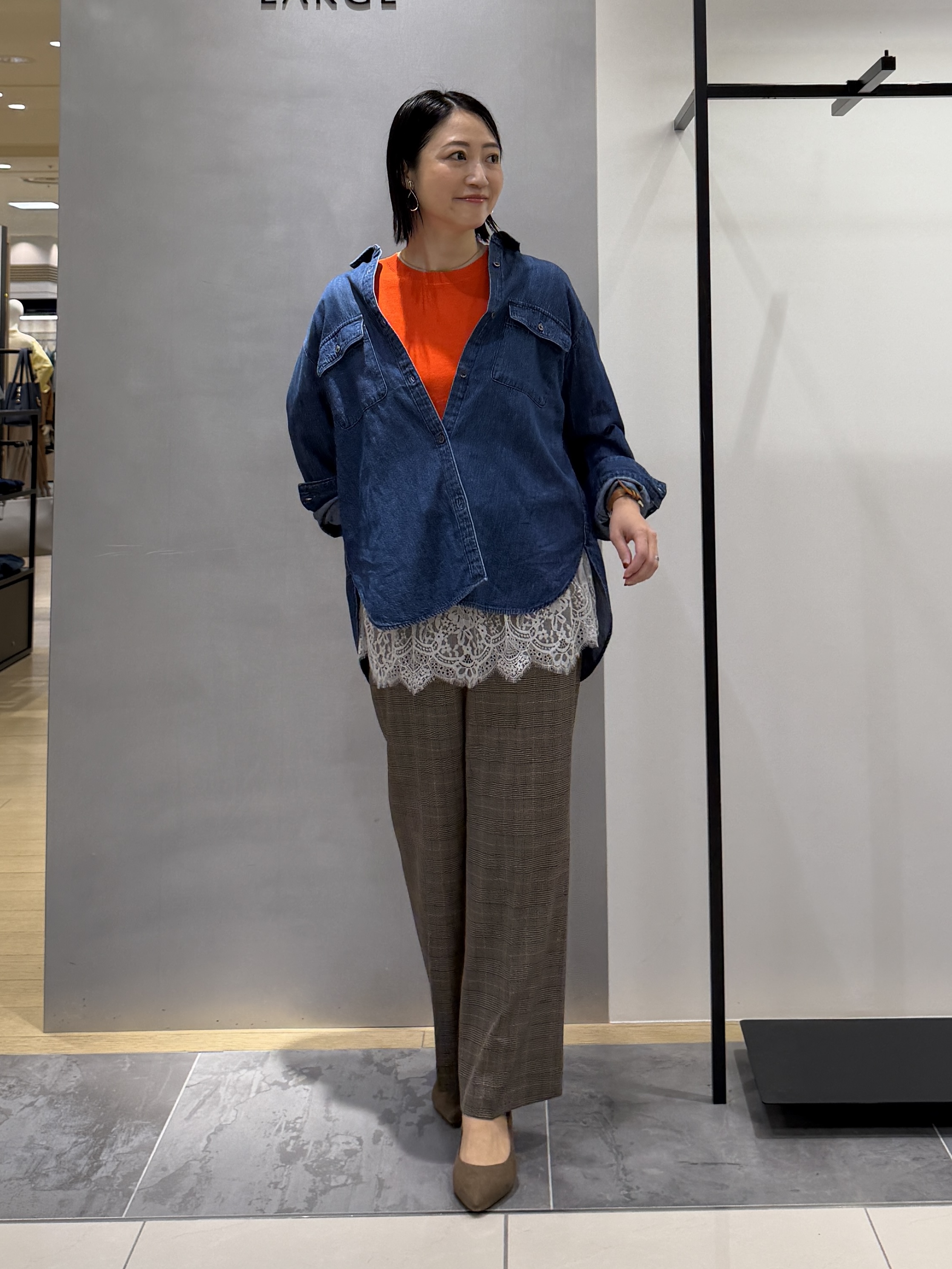 shihoさんの「INDIVI｜【洗える／体型カバー】ライトデニム ワークシャツ」を使ったコーディネート