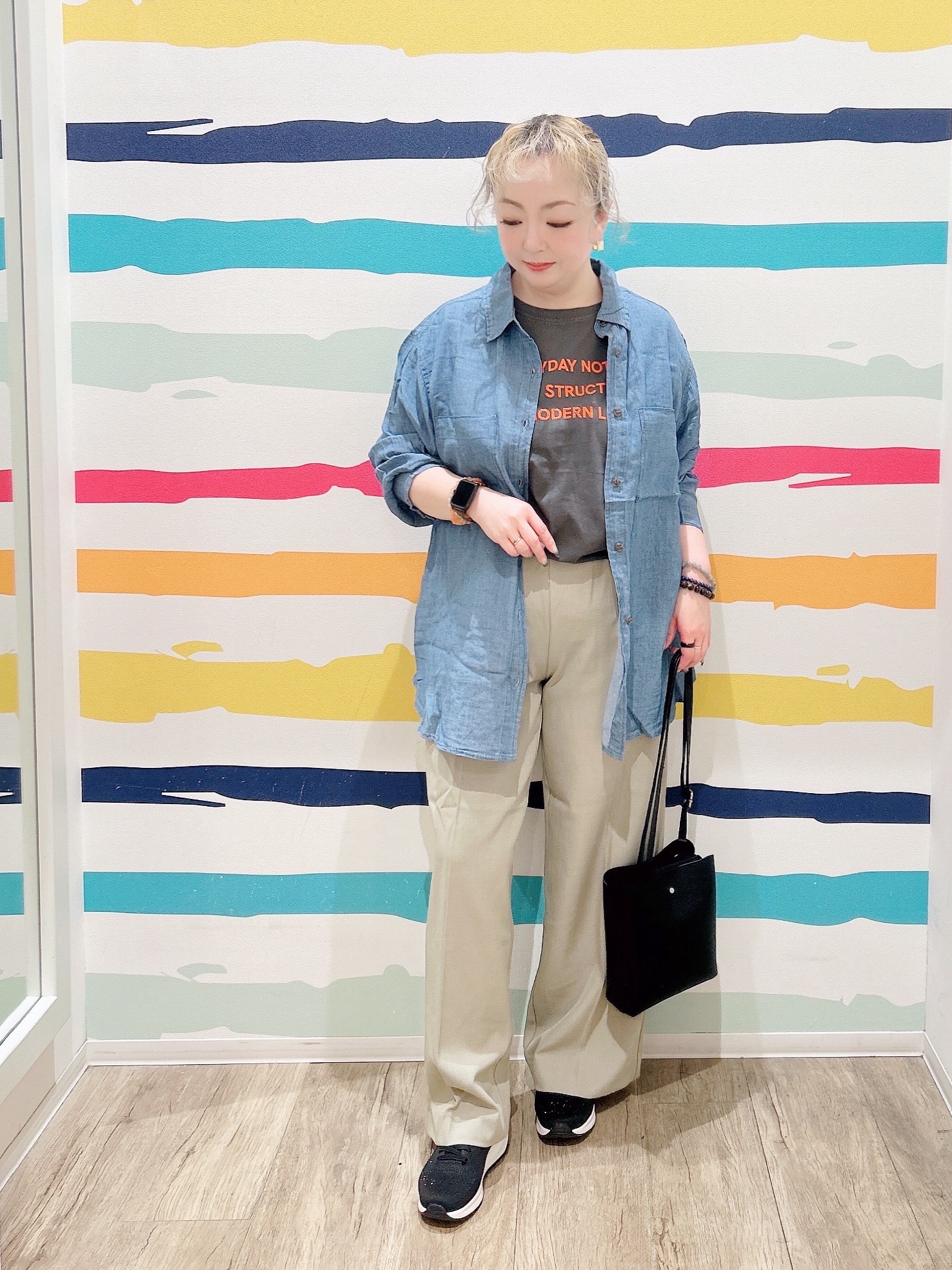 Peeさんの「SHOO･LA･RUE｜【綿100%/UV/S-LL/体型カバー】ヒップが隠せる 柔らかシアーデニムシャツ」を使ったコーディネート