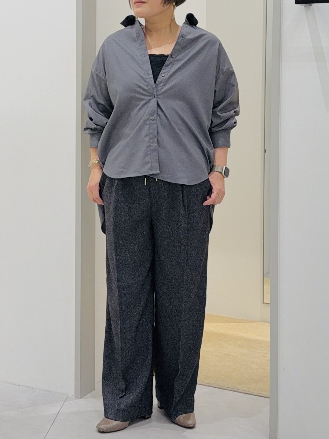タナさんの「THE SHOP TK｜後ろ姿も着映える バックシャーリングシャツ」を使ったコーディネート