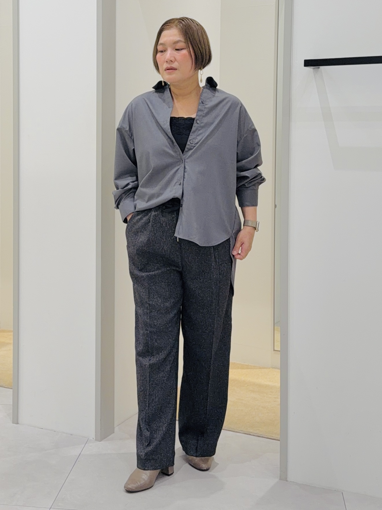 タナさんの「THE SHOP TK｜後ろ姿も着映える バックシャーリングシャツ」を使ったコーディネート