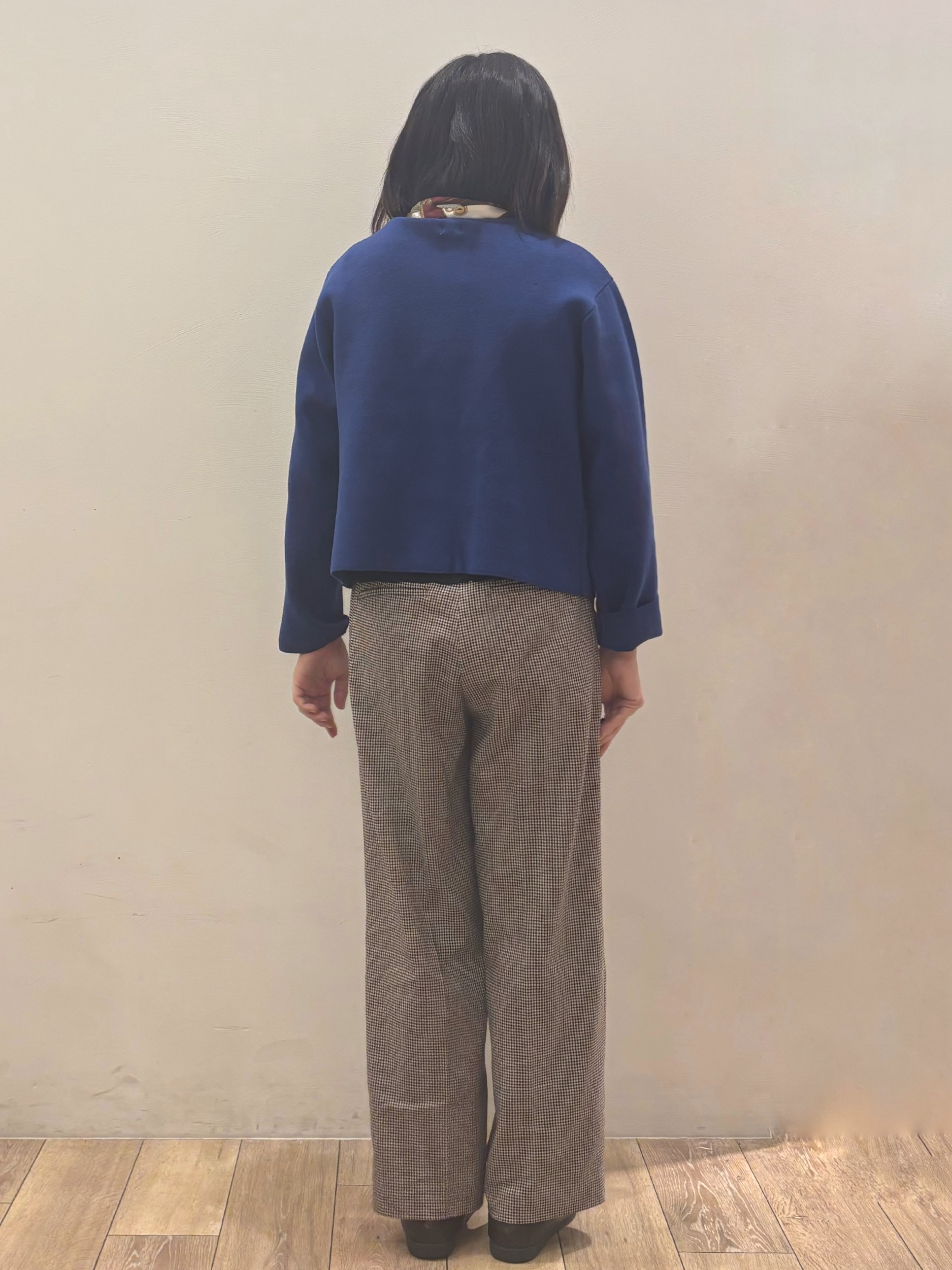 りょうさんの「OPAQUE.CLIP｜金ボタンポケットニットカーディガン【洗濯機OK】」を使ったコーディネート