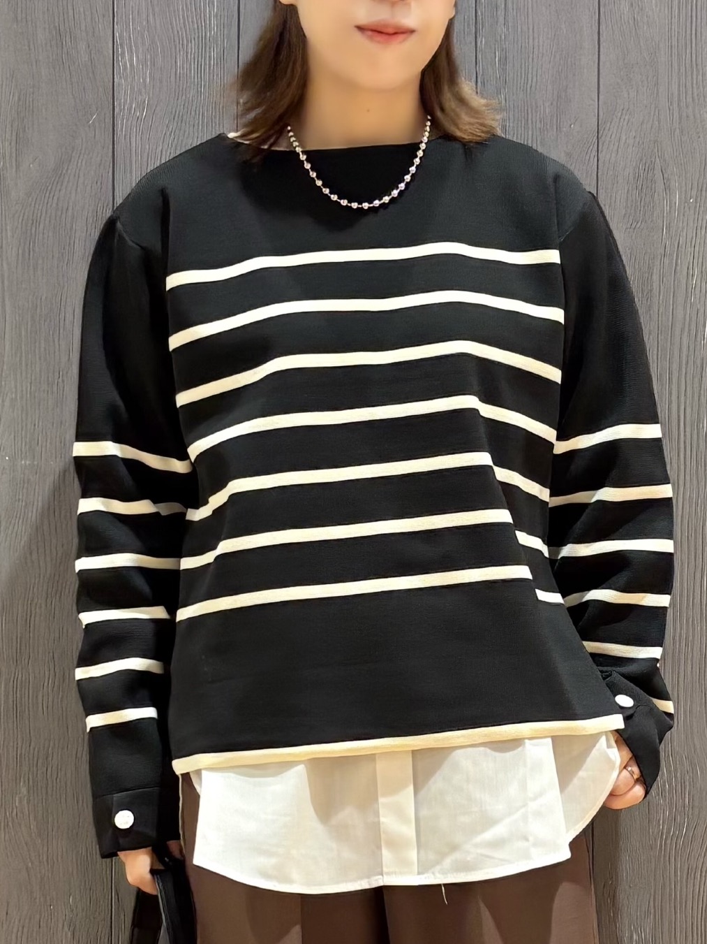 meiさんの「SHOO･LA･RUE｜【洗濯機可/S-LL】抜け感ある着こなしに 金ボタン付き スポンディッシュ クルーネックニット」を使ったコーディネート