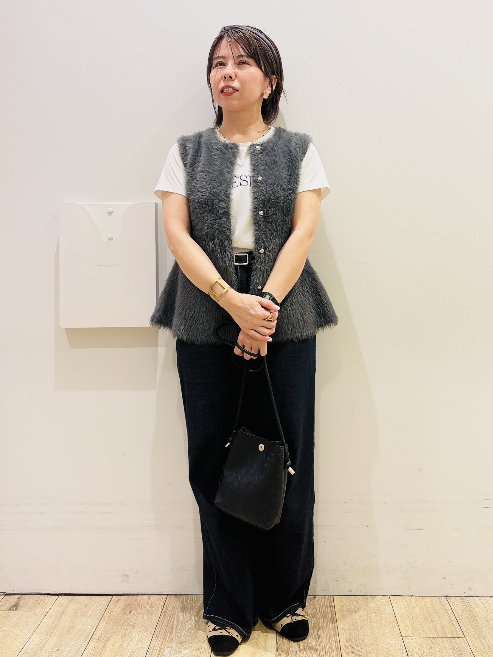 YUKOさんの「index｜フェザーニットペプラムジレ【洗濯機OK】」を使ったコーディネート