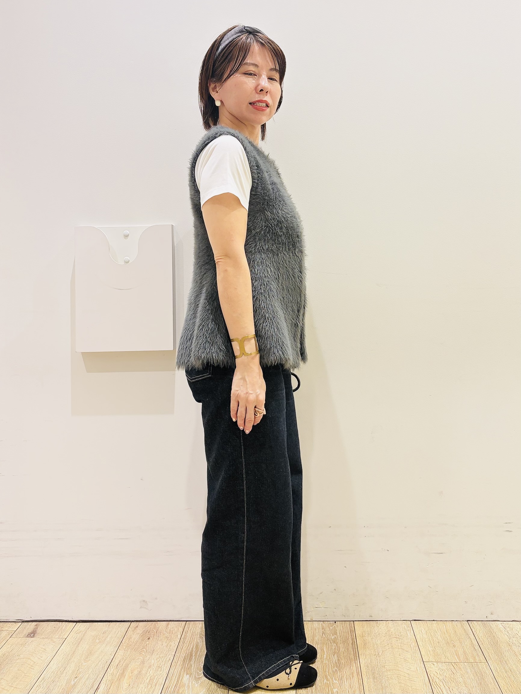 YUKOさんの「index｜フェザーニットペプラムジレ【洗濯機OK】」を使ったコーディネート