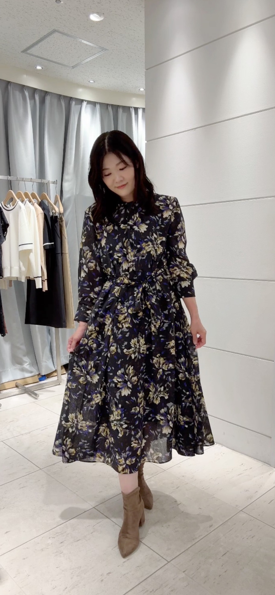 misaさんの「UNTITLED｜【秋映え/花柄】フラワープリントワンピース」を使ったコーディネート
