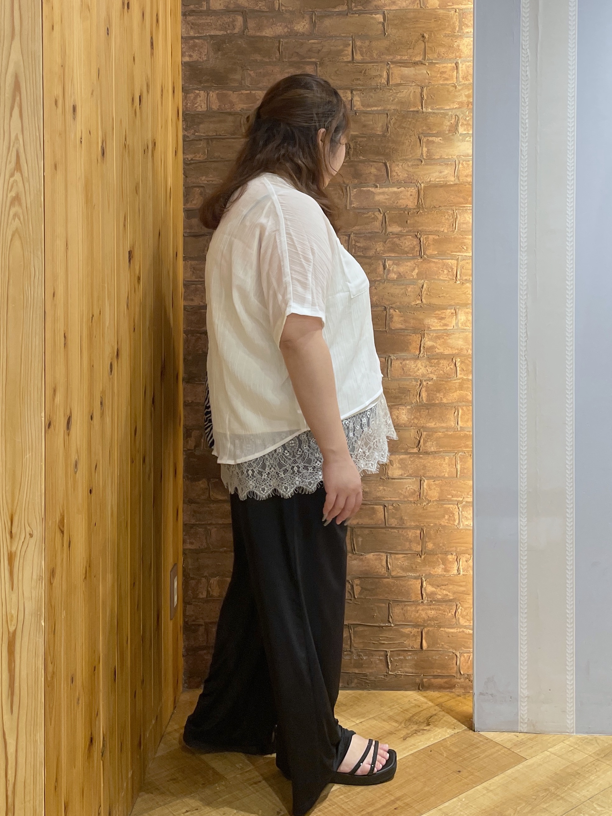 Risaさんの「SHOO･LA･RUE｜【洗濯機可/選べる6色】程よいシアー感が涼し気 ゆったりワッシャードルマンブラウス」を使ったコーディネート