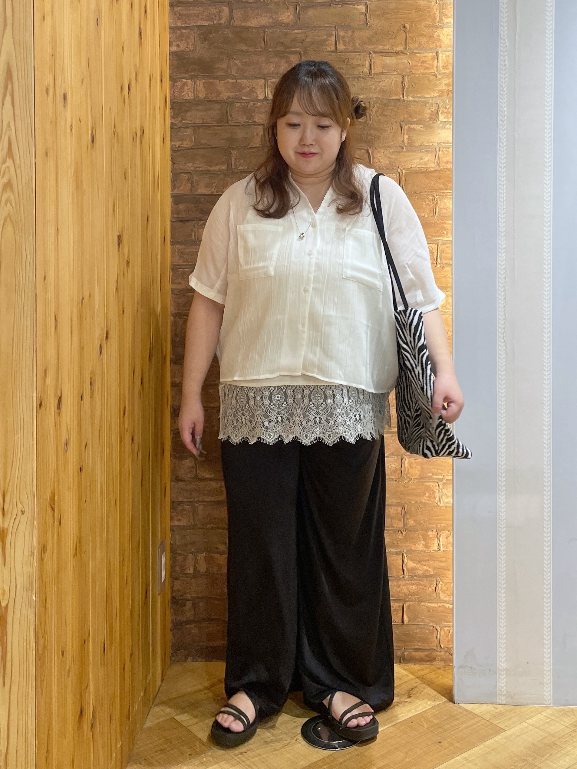 Risaさんの「SHOO･LA･RUE｜【洗濯機可/選べる6色】程よいシアー感が涼し気 ゆったりワッシャードルマンブラウス」を使ったコーディネート