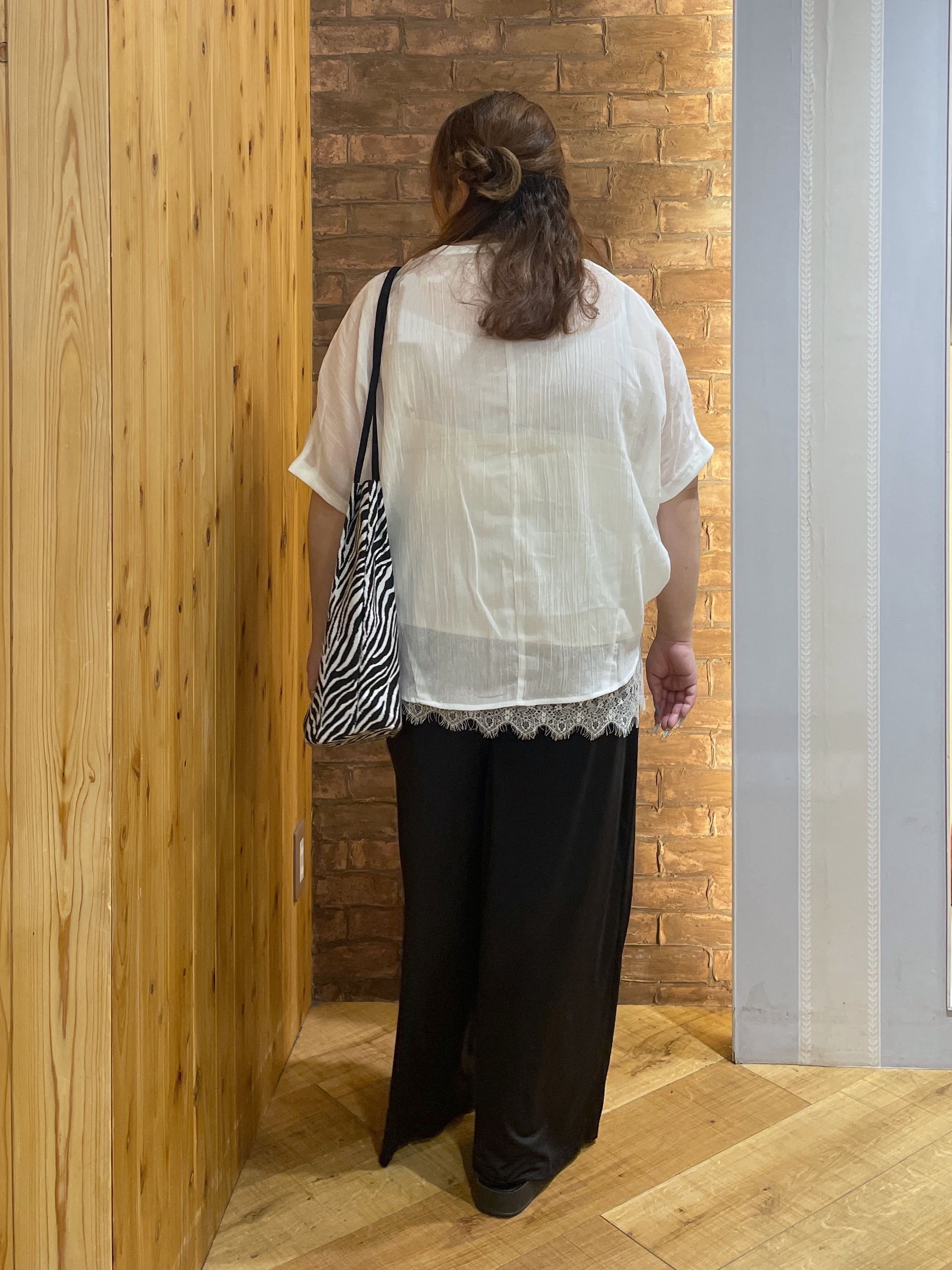 Risaさんの「SHOO･LA･RUE｜【洗濯機可/選べる6色】程よいシアー感が涼し気 ゆったりワッシャードルマンブラウス」を使ったコーディネート
