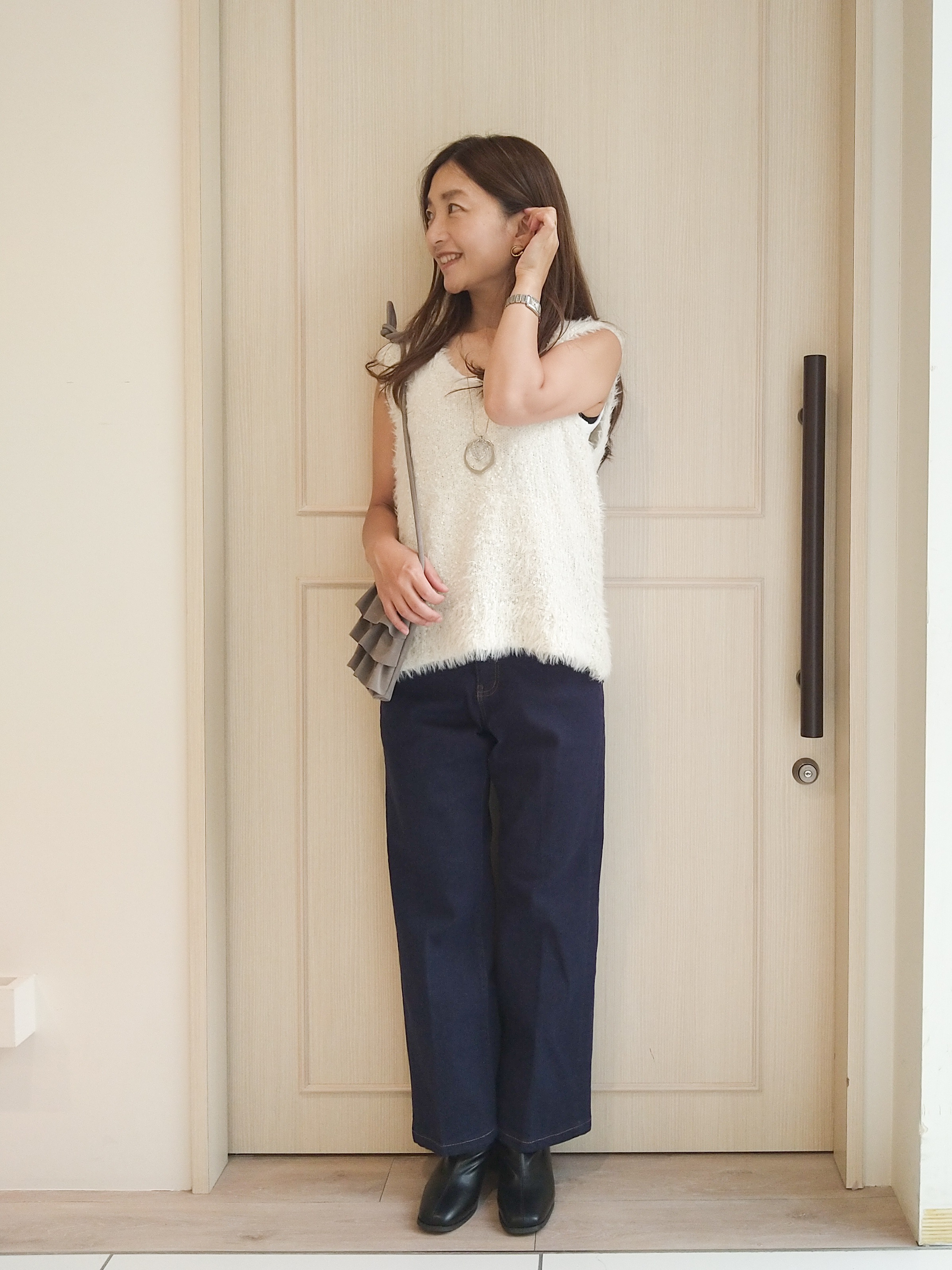 mi-saさんの「SHOO･LA･RUE｜【洗濯機可】重ねるだけで華やかに。ポンポンシャギーベスト」を使ったコーディネート