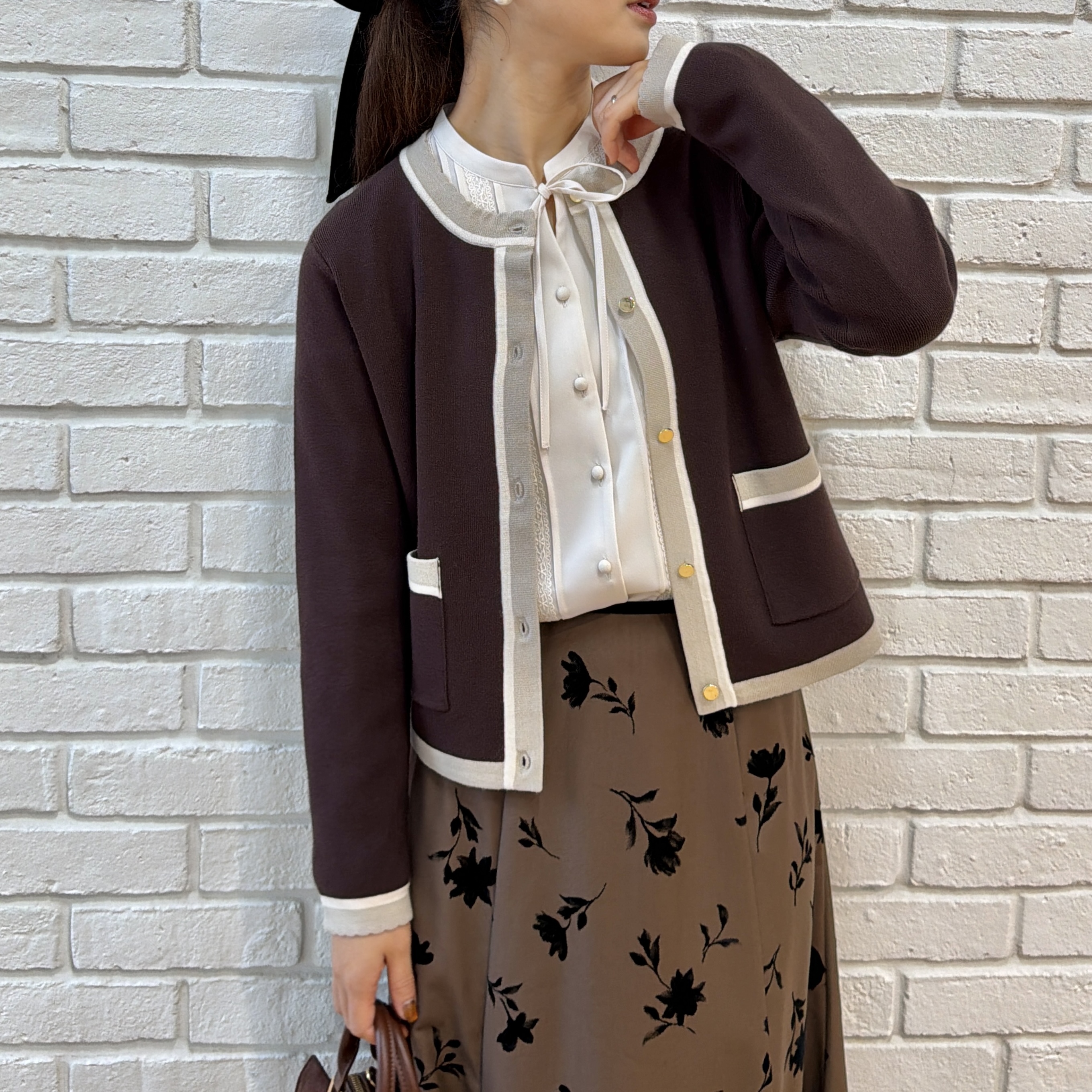 makiさんの「Couture brooch｜【衿元リボンが可憐】ピンタック レース ブラウス」を使ったコーディネート