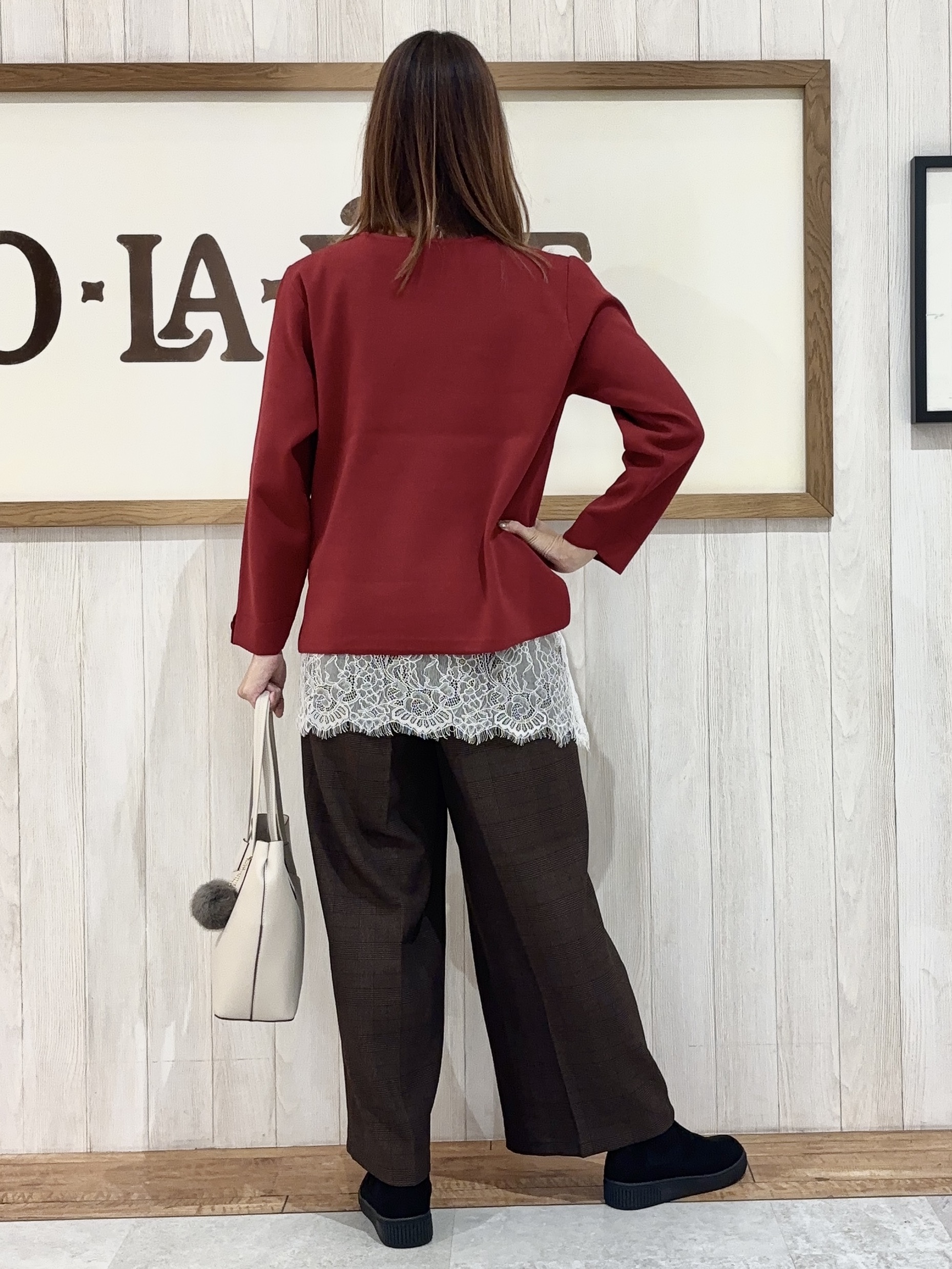 みきぽんさんの「SHOO･LA･RUE｜【洗濯機可/S-LL】抜け感ある着こなしに 金ボタン付き スポンディッシュ クルーネックニット」を使ったコーディネート